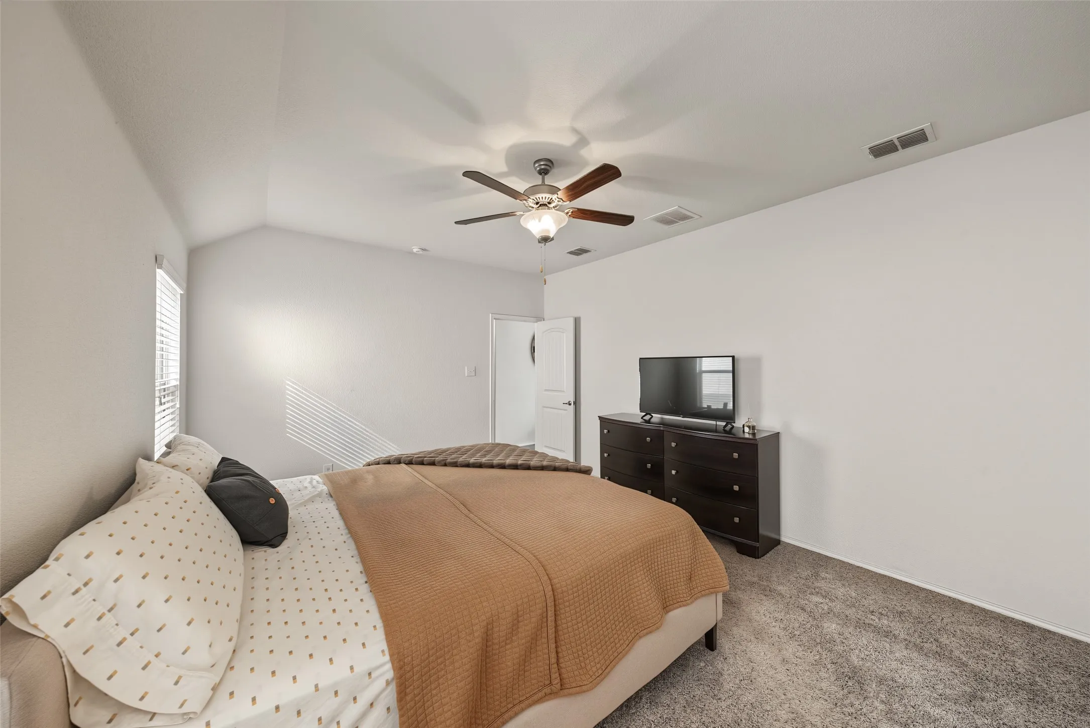 Single Family Residence For Sale in Tarrant County , 5833 Dew Plant Way, Fort Worth, Texas 76123, 3 Bedroom, 2 Bathroom, 2 Garage spaces, 1,473 Sqft, built in 2018, mls#21400957, Real Estate Agent in Fort Worth, Homes For Sale in Tarrant county, Homes For Sale in Fort Worth, Realtor in Fort Worth Texas, Real Estate Brokerage Independent Realty Texas, Luminita Cordes Realtor