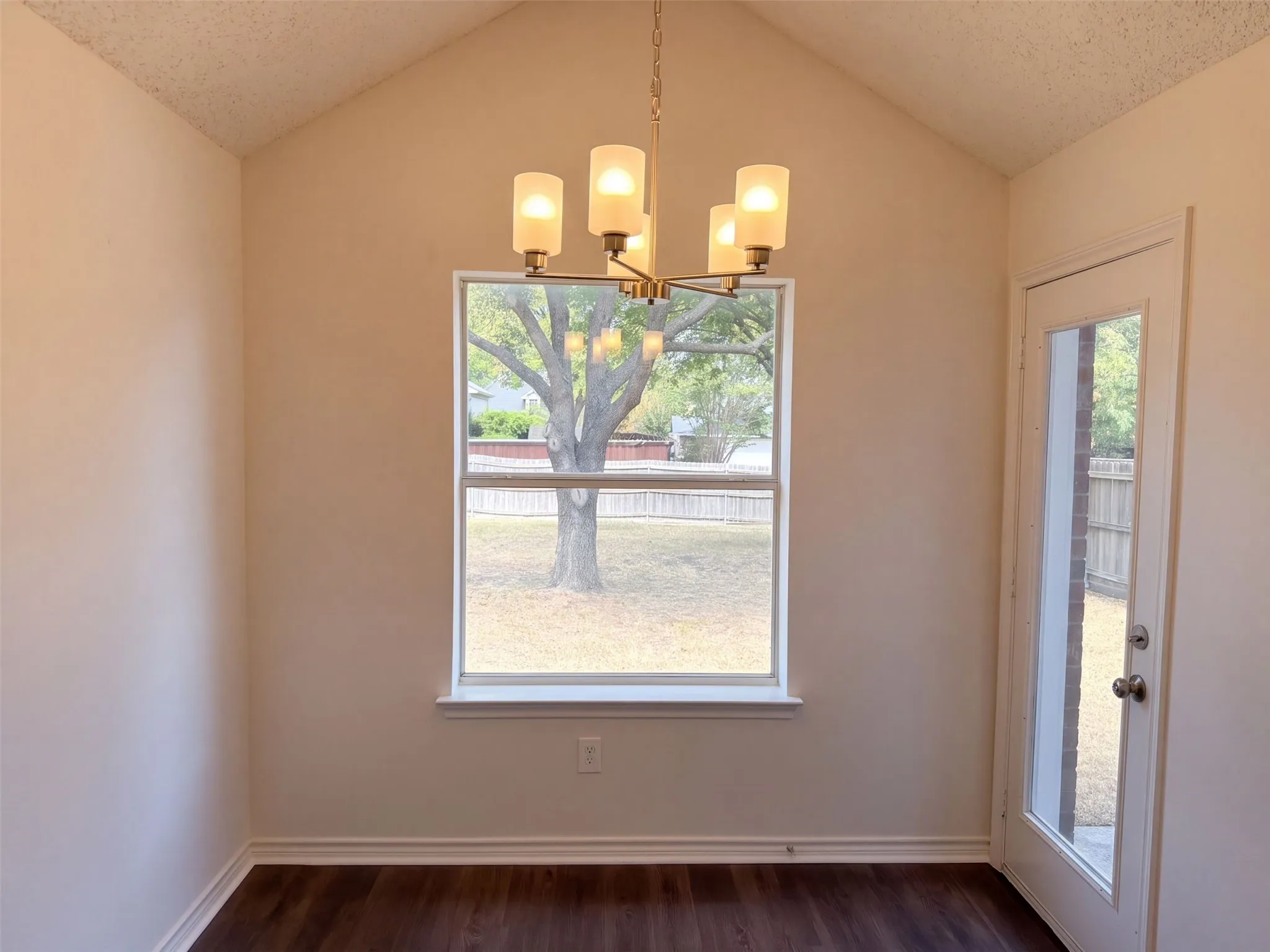 Single Family Residence For Sale in Collin County , 7109 Cottonwood Circle, Sachse, Texas 75048, 3 Bedroom, 2 Bathroom, 2 Garage spaces, 1,519 Sqft, built in 1996, mls#21406582, Real Estate Agent in Sachse, Homes For Sale in Collin county, Homes For Sale in Sachse, Realtor in Sachse Texas, Real Estate Brokerage Independent Realty Texas, Luminita Cordes Realtor