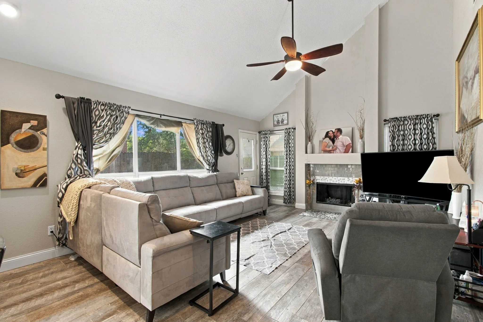 Single Family Residence For Sale in Denton County , 3825 Branch Hollow Circle, Carrollton, Texas 75007, 3 Bedroom, 3 Bathroom, 2 Garage spaces, 1,736 Sqft, built in 1987, mls#21401594, Real Estate Agent in Carrollton, Homes For Sale in Denton county, Homes For Sale in Carrollton, Realtor in Carrollton Texas, Real Estate Brokerage Independent Realty Texas, Luminita Cordes Realtor