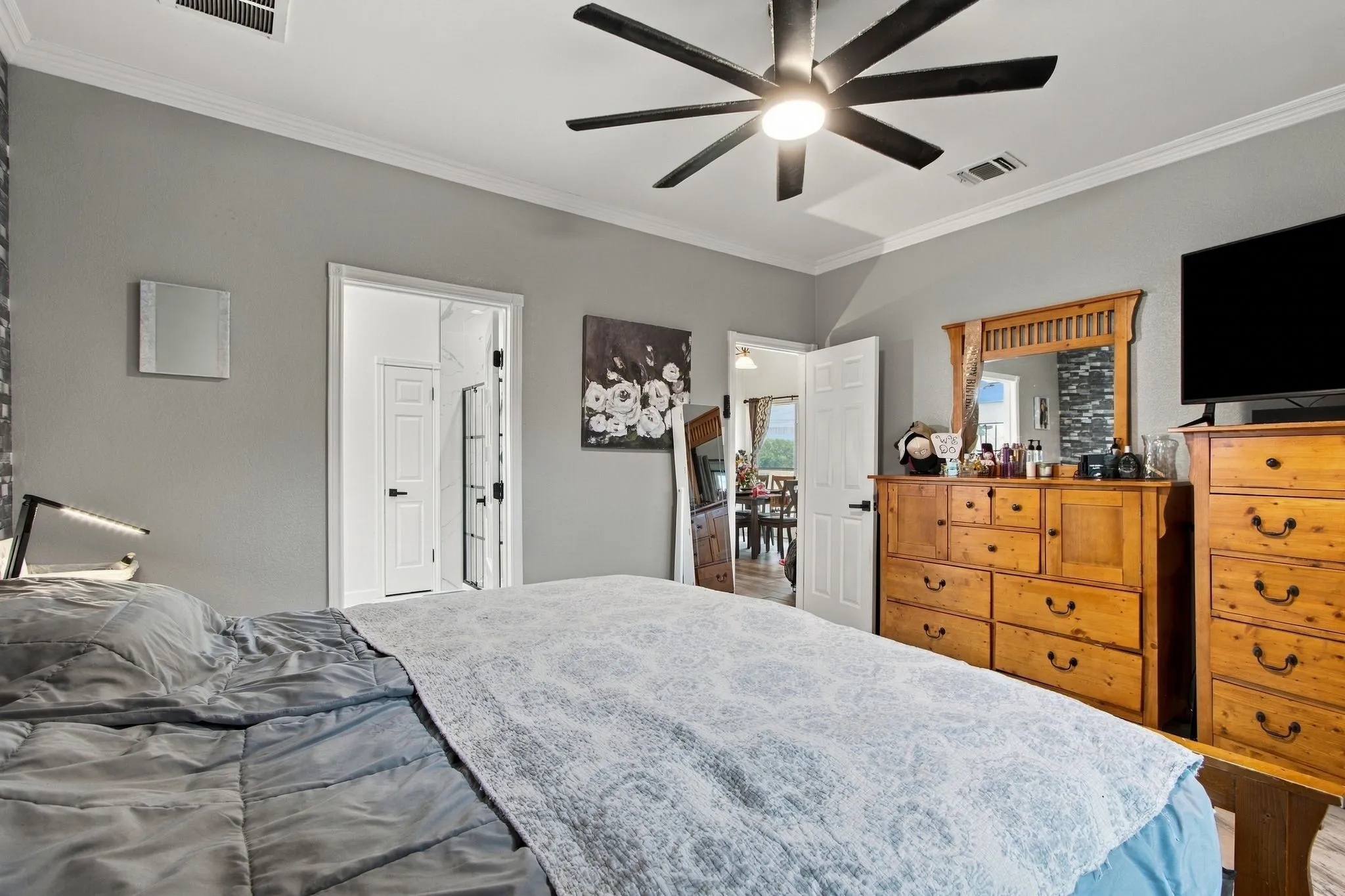 Single Family Residence For Sale in Denton County , 3825 Branch Hollow Circle, Carrollton, Texas 75007, 3 Bedroom, 3 Bathroom, 2 Garage spaces, 1,736 Sqft, built in 1987, mls#21401594, Real Estate Agent in Carrollton, Homes For Sale in Denton county, Homes For Sale in Carrollton, Realtor in Carrollton Texas, Real Estate Brokerage Independent Realty Texas, Luminita Cordes Realtor