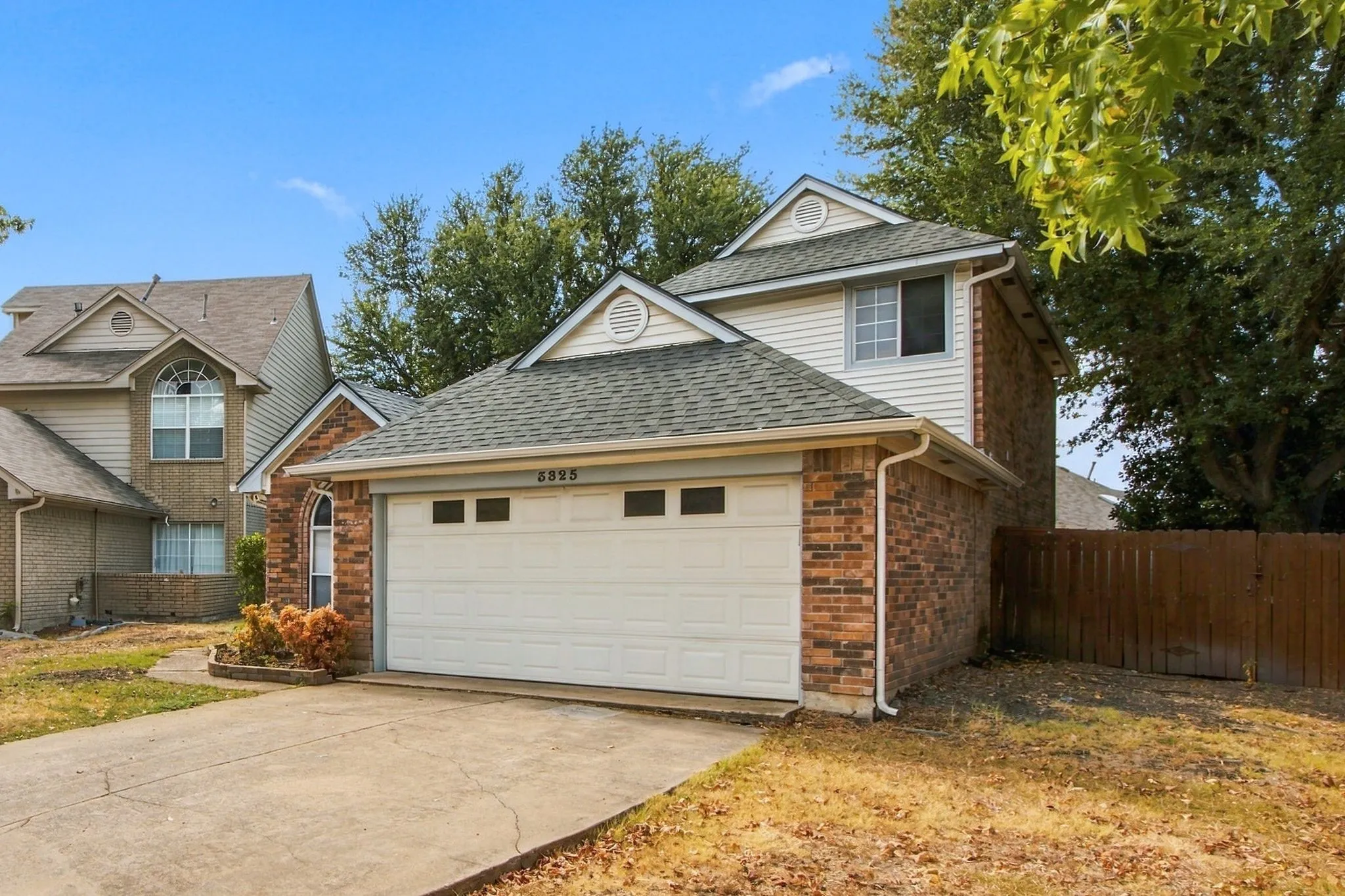 Single Family Residence For Sale in Denton County , 3825 Branch Hollow Circle, Carrollton, Texas 75007, 3 Bedroom, 3 Bathroom, 2 Garage spaces, 1,736 Sqft, built in 1987, mls#21401594, Real Estate Agent in Carrollton, Homes For Sale in Denton county, Homes For Sale in Carrollton, Realtor in Carrollton Texas, Real Estate Brokerage Independent Realty Texas, Luminita Cordes Realtor
