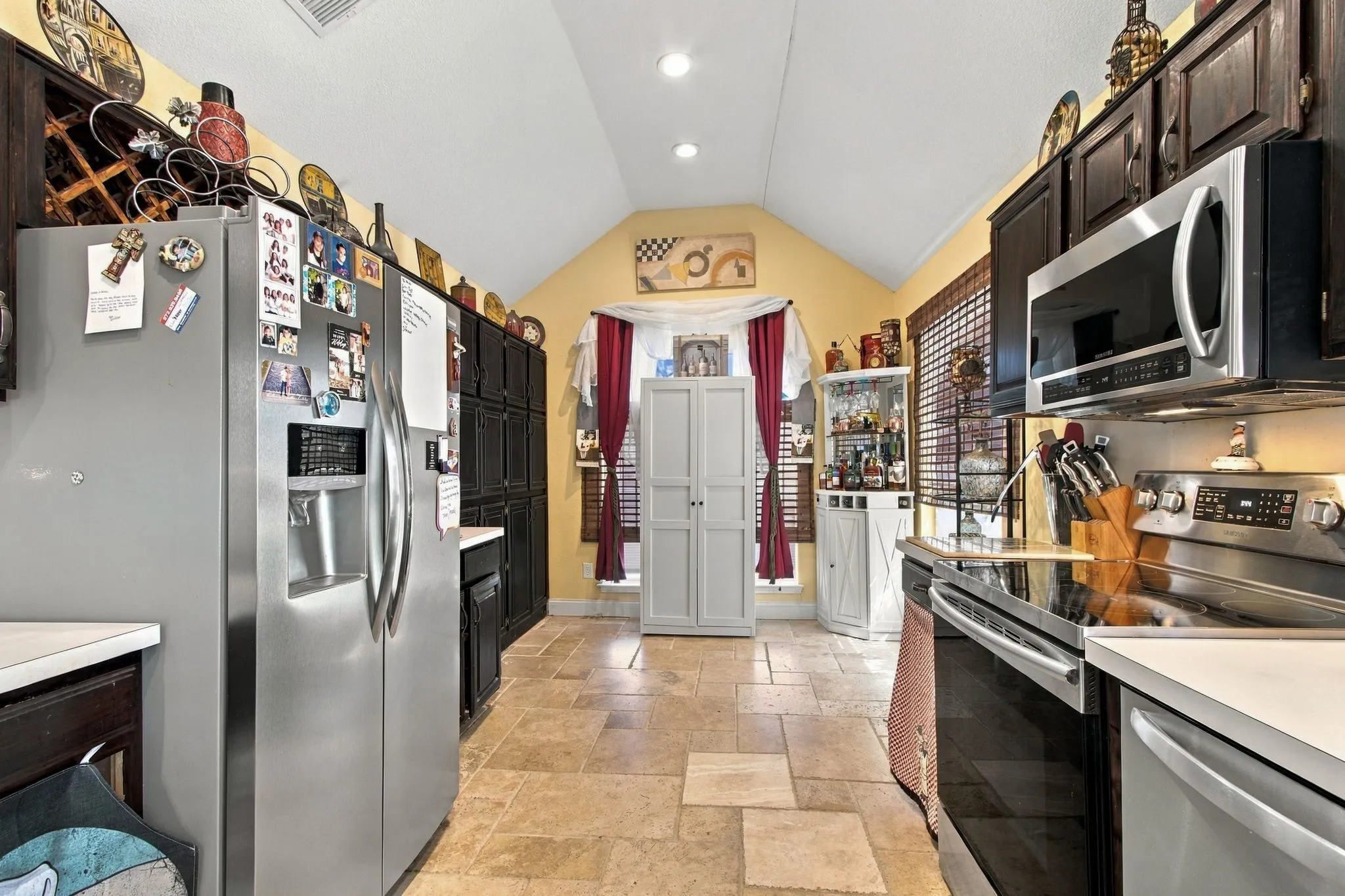 Single Family Residence For Sale in Denton County , 3825 Branch Hollow Circle, Carrollton, Texas 75007, 3 Bedroom, 3 Bathroom, 2 Garage spaces, 1,736 Sqft, built in 1987, mls#21401594, Real Estate Agent in Carrollton, Homes For Sale in Denton county, Homes For Sale in Carrollton, Realtor in Carrollton Texas, Real Estate Brokerage Independent Realty Texas, Luminita Cordes Realtor