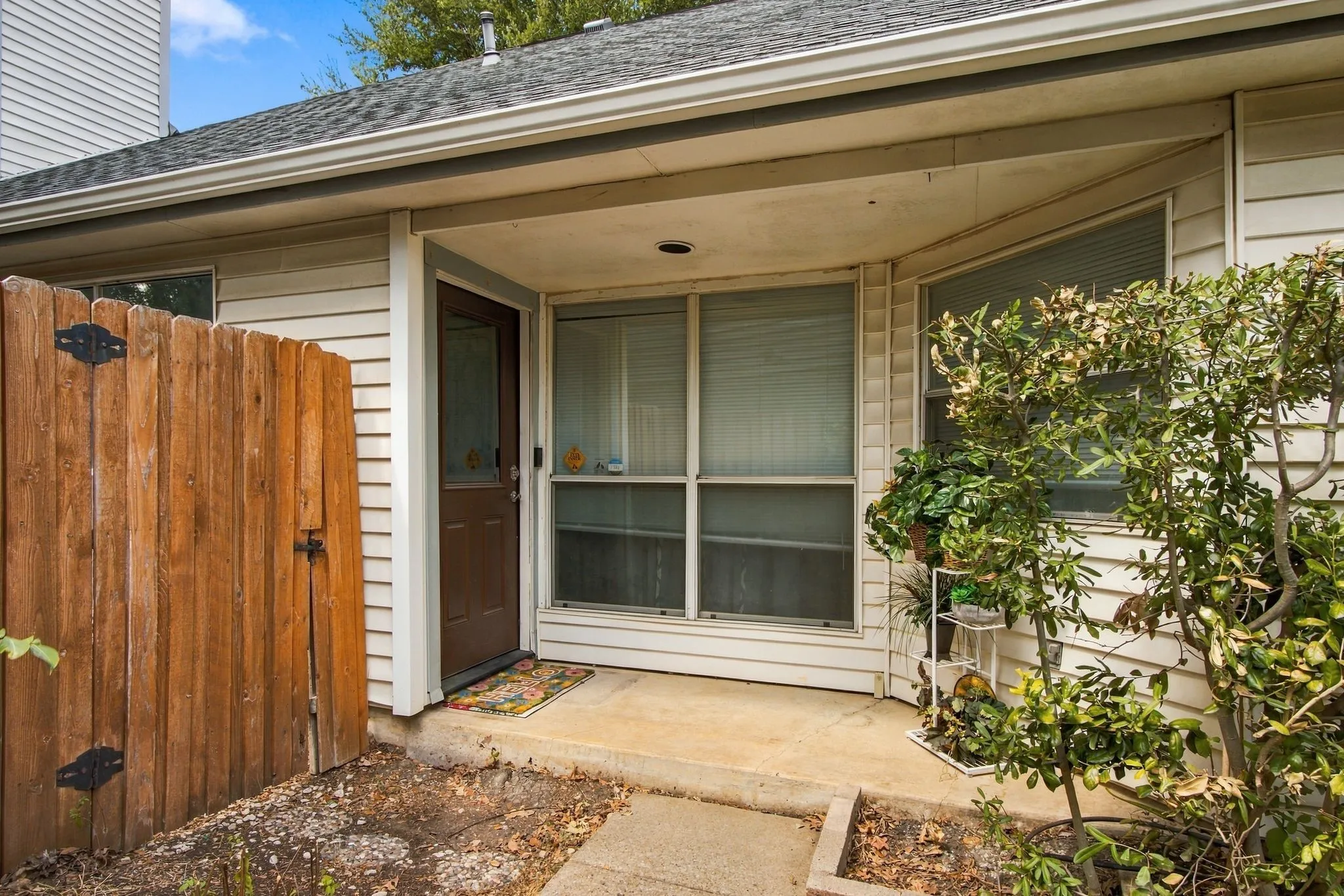 Single Family Residence For Sale in Denton County , 3825 Branch Hollow Circle, Carrollton, Texas 75007, 3 Bedroom, 3 Bathroom, 2 Garage spaces, 1,736 Sqft, built in 1987, mls#21401594, Real Estate Agent in Carrollton, Homes For Sale in Denton county, Homes For Sale in Carrollton, Realtor in Carrollton Texas, Real Estate Brokerage Independent Realty Texas, Luminita Cordes Realtor