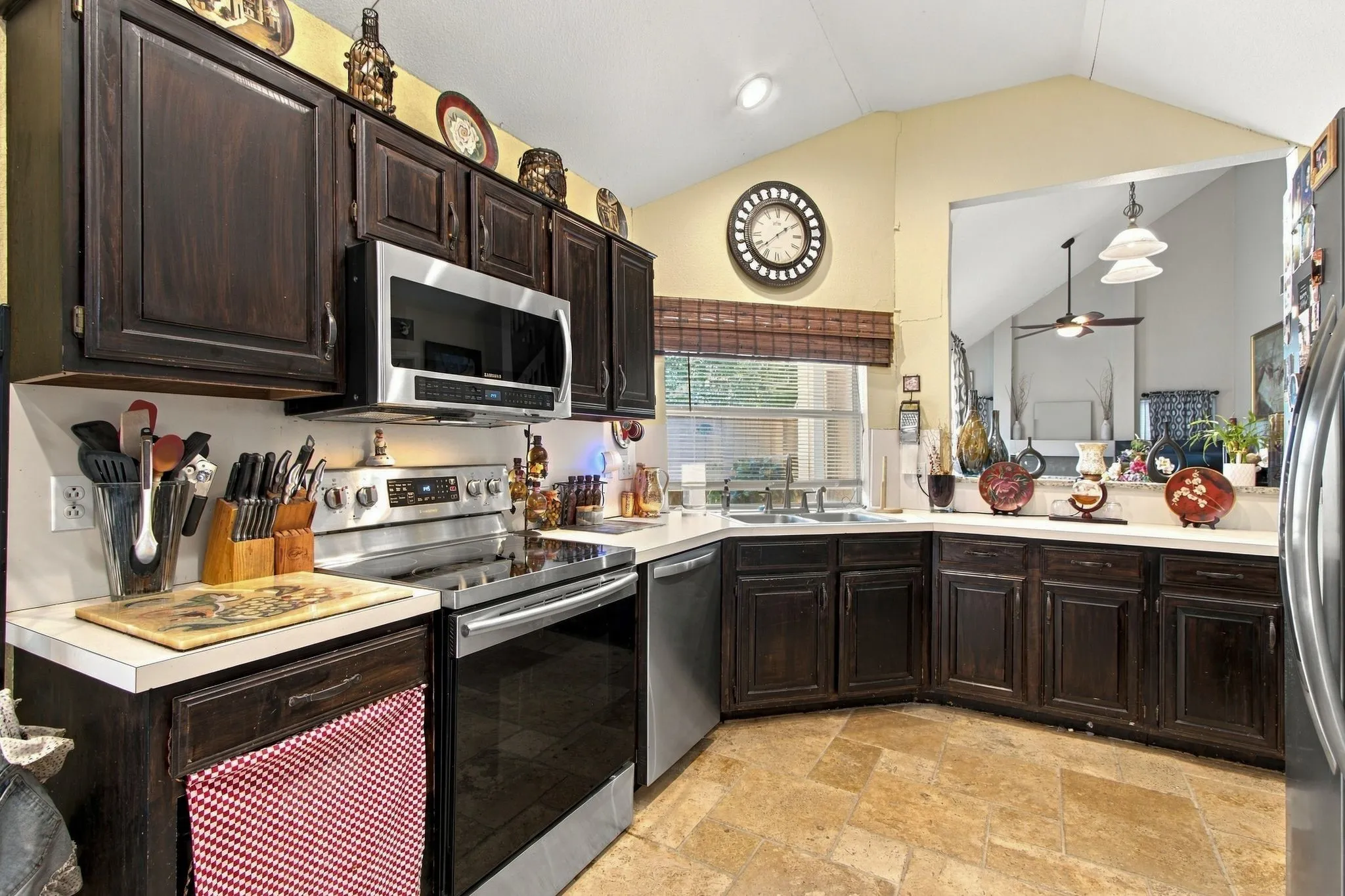 Single Family Residence For Sale in Denton County , 3825 Branch Hollow Circle, Carrollton, Texas 75007, 3 Bedroom, 3 Bathroom, 2 Garage spaces, 1,736 Sqft, built in 1987, mls#21401594, Real Estate Agent in Carrollton, Homes For Sale in Denton county, Homes For Sale in Carrollton, Realtor in Carrollton Texas, Real Estate Brokerage Independent Realty Texas, Luminita Cordes Realtor