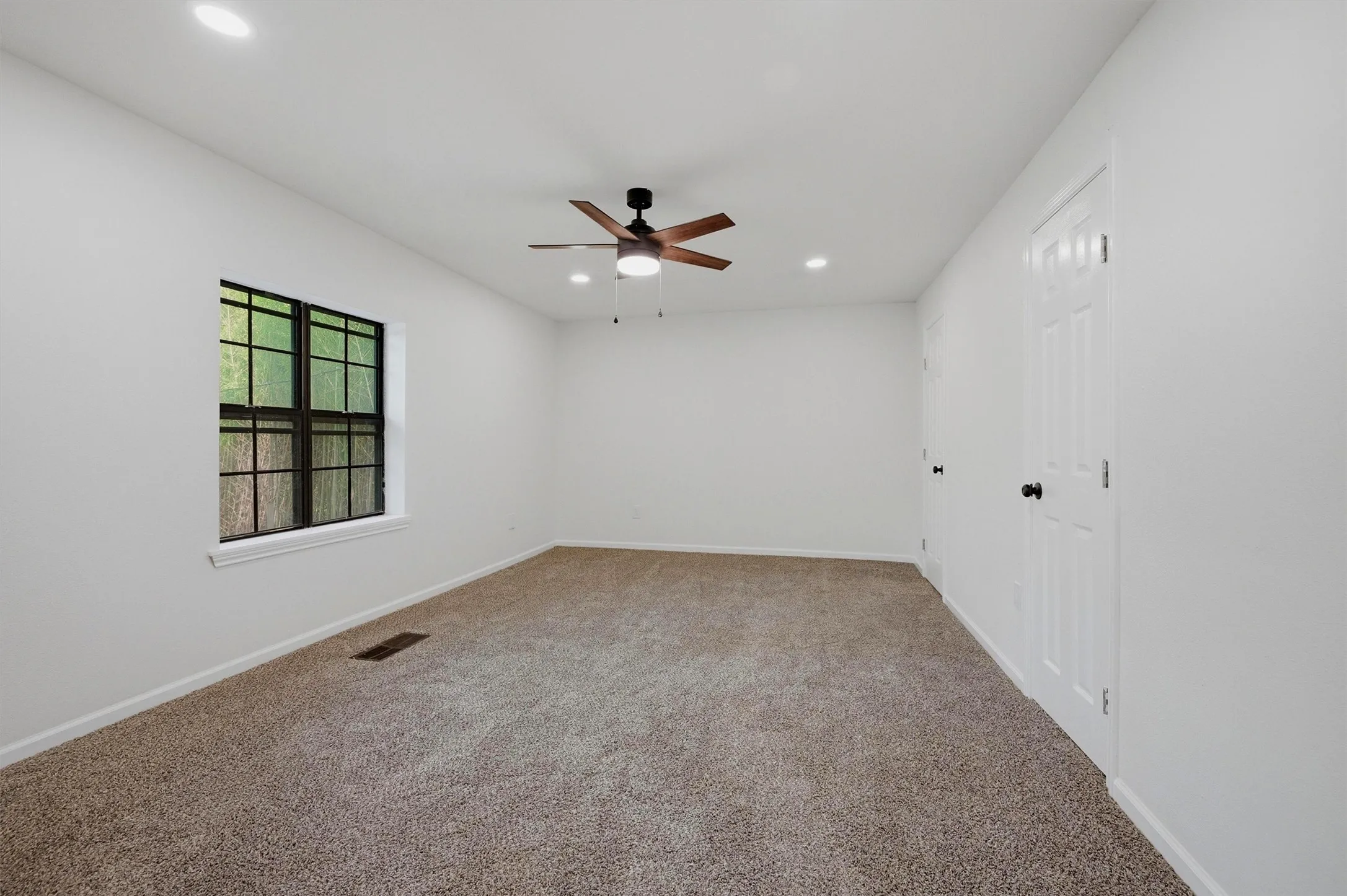 Single Family Residence For Sale in Grayson County , 763 Cedar Oak Drive, Pottsboro, Texas 75076, 5 Bedroom, 3 Bathroom, 2 Garage spaces, 2,484 Sqft, built in 1984, mls#21405750, Real Estate Agent in Pottsboro, Homes For Sale in Grayson county, Homes For Sale in Pottsboro, Realtor in Pottsboro Texas, Real Estate Brokerage Independent Realty Texas, Luminita Cordes Realtor