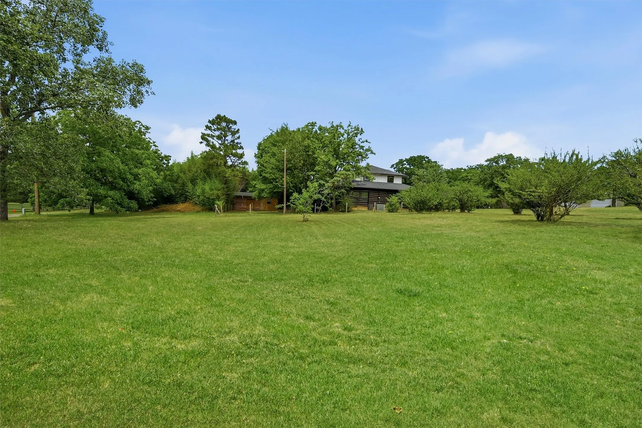 Single Family Residence For Sale in Grayson County , 763 Cedar Oak Drive, Pottsboro, Texas 75076, 5 Bedroom, 3 Bathroom, 2 Garage spaces, 2,484 Sqft, built in 1984, mls#21405750, Real Estate Agent in Pottsboro, Homes For Sale in Grayson county, Homes For Sale in Pottsboro, Realtor in Pottsboro Texas, Real Estate Brokerage Independent Realty Texas, Luminita Cordes Realtor