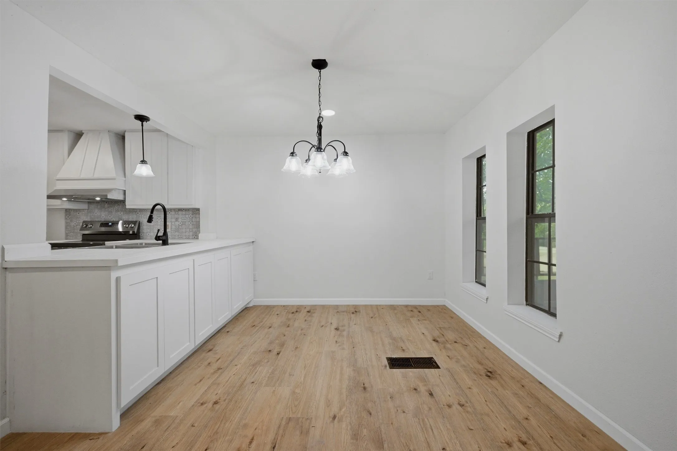 Single Family Residence For Sale in Grayson County , 763 Cedar Oak Drive, Pottsboro, Texas 75076, 5 Bedroom, 3 Bathroom, 2 Garage spaces, 2,484 Sqft, built in 1984, mls#21405750, Real Estate Agent in Pottsboro, Homes For Sale in Grayson county, Homes For Sale in Pottsboro, Realtor in Pottsboro Texas, Real Estate Brokerage Independent Realty Texas, Luminita Cordes Realtor