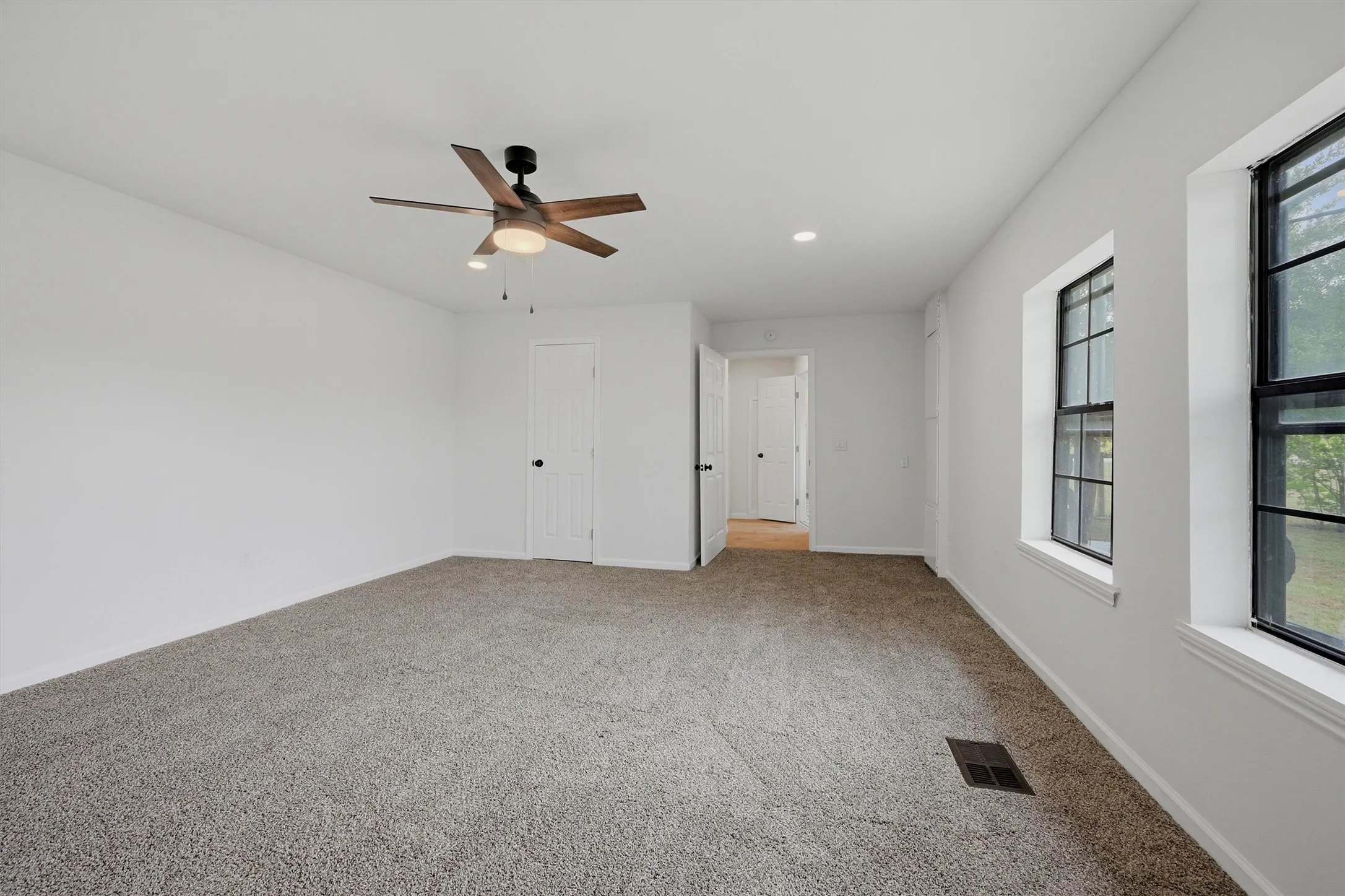 Single Family Residence For Sale in Grayson County , 763 Cedar Oak Drive, Pottsboro, Texas 75076, 5 Bedroom, 3 Bathroom, 2 Garage spaces, 2,484 Sqft, built in 1984, mls#21405750, Real Estate Agent in Pottsboro, Homes For Sale in Grayson county, Homes For Sale in Pottsboro, Realtor in Pottsboro Texas, Real Estate Brokerage Independent Realty Texas, Luminita Cordes Realtor