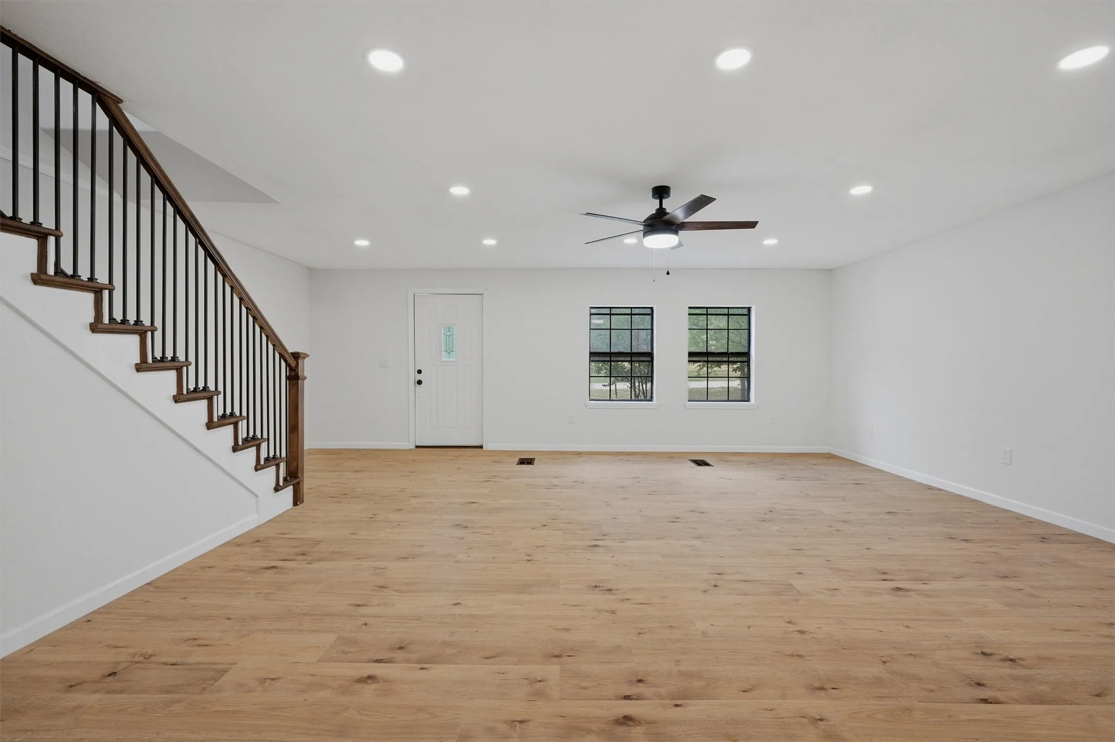 Single Family Residence For Sale in Grayson County , 763 Cedar Oak Drive, Pottsboro, Texas 75076, 5 Bedroom, 3 Bathroom, 2 Garage spaces, 2,484 Sqft, built in 1984, mls#21405750, Real Estate Agent in Pottsboro, Homes For Sale in Grayson county, Homes For Sale in Pottsboro, Realtor in Pottsboro Texas, Real Estate Brokerage Independent Realty Texas, Luminita Cordes Realtor