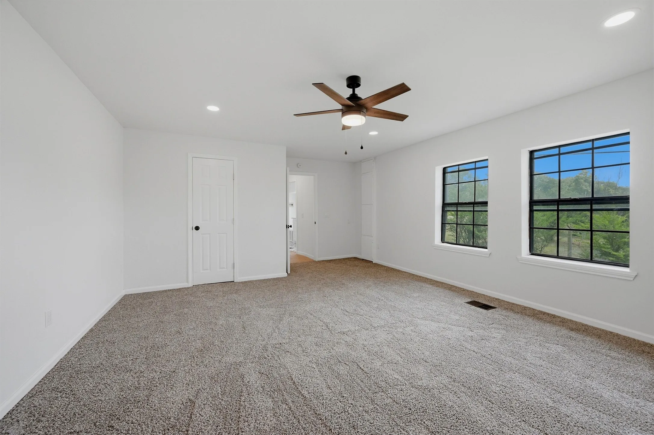 Single Family Residence For Sale in Grayson County , 763 Cedar Oak Drive, Pottsboro, Texas 75076, 5 Bedroom, 3 Bathroom, 2 Garage spaces, 2,484 Sqft, built in 1984, mls#21405750, Real Estate Agent in Pottsboro, Homes For Sale in Grayson county, Homes For Sale in Pottsboro, Realtor in Pottsboro Texas, Real Estate Brokerage Independent Realty Texas, Luminita Cordes Realtor