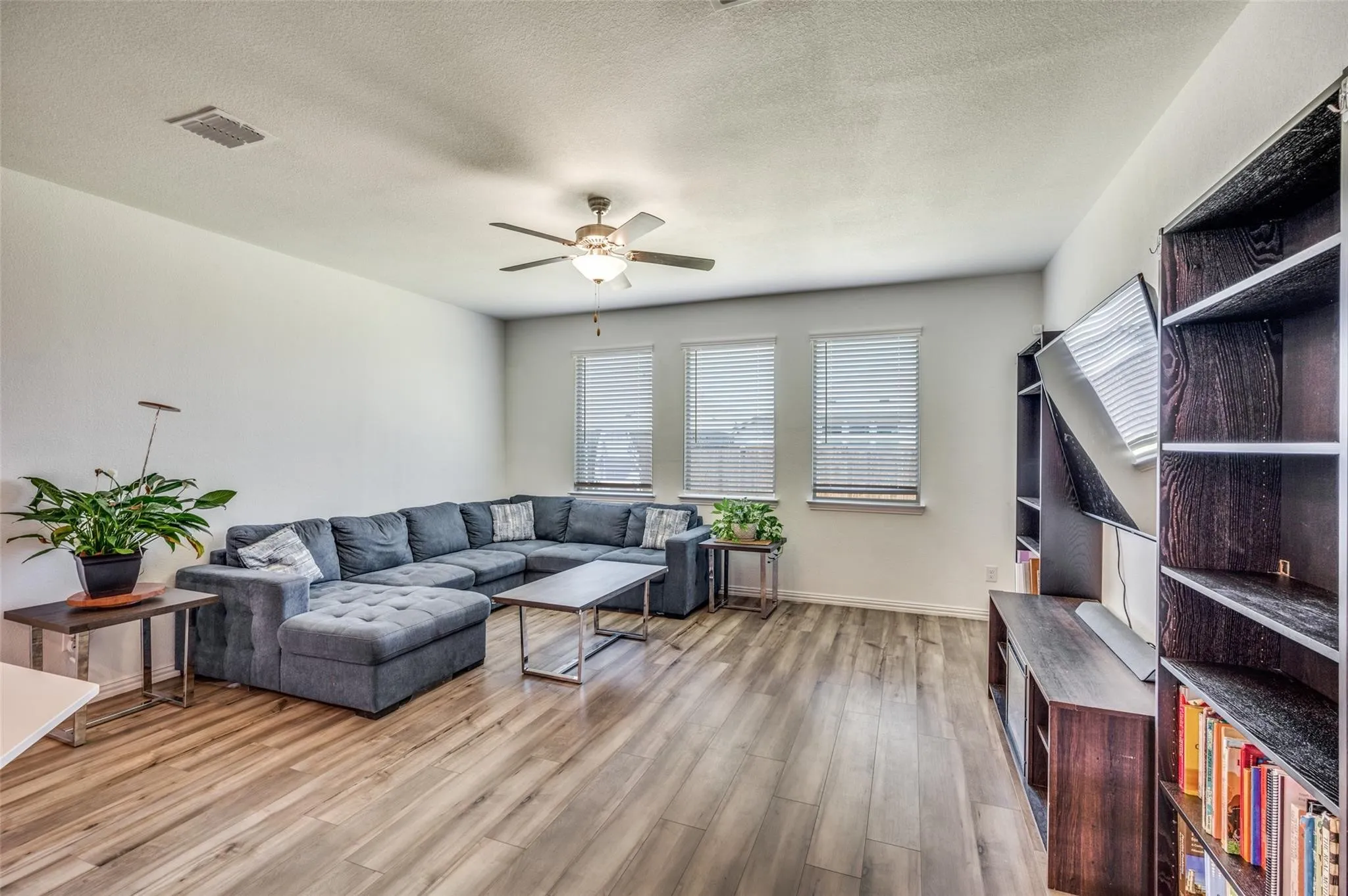 Single Family Residence For Rent in Denton County , 11425 Silver Queen Drive, Aubrey, Texas 76227, 4 Bedroom, 2 Bathroom, 2 Garage spaces, 1,993 Sqft, built in 2021, mls#21403378, Real Estate Agent in Aubrey, Homes For Rent in Denton county, Homes For Rent in Aubrey, Realtor in Aubrey Texas, Real Estate Brokerage Independent Realty Texas, Luminita Cordes Realtor