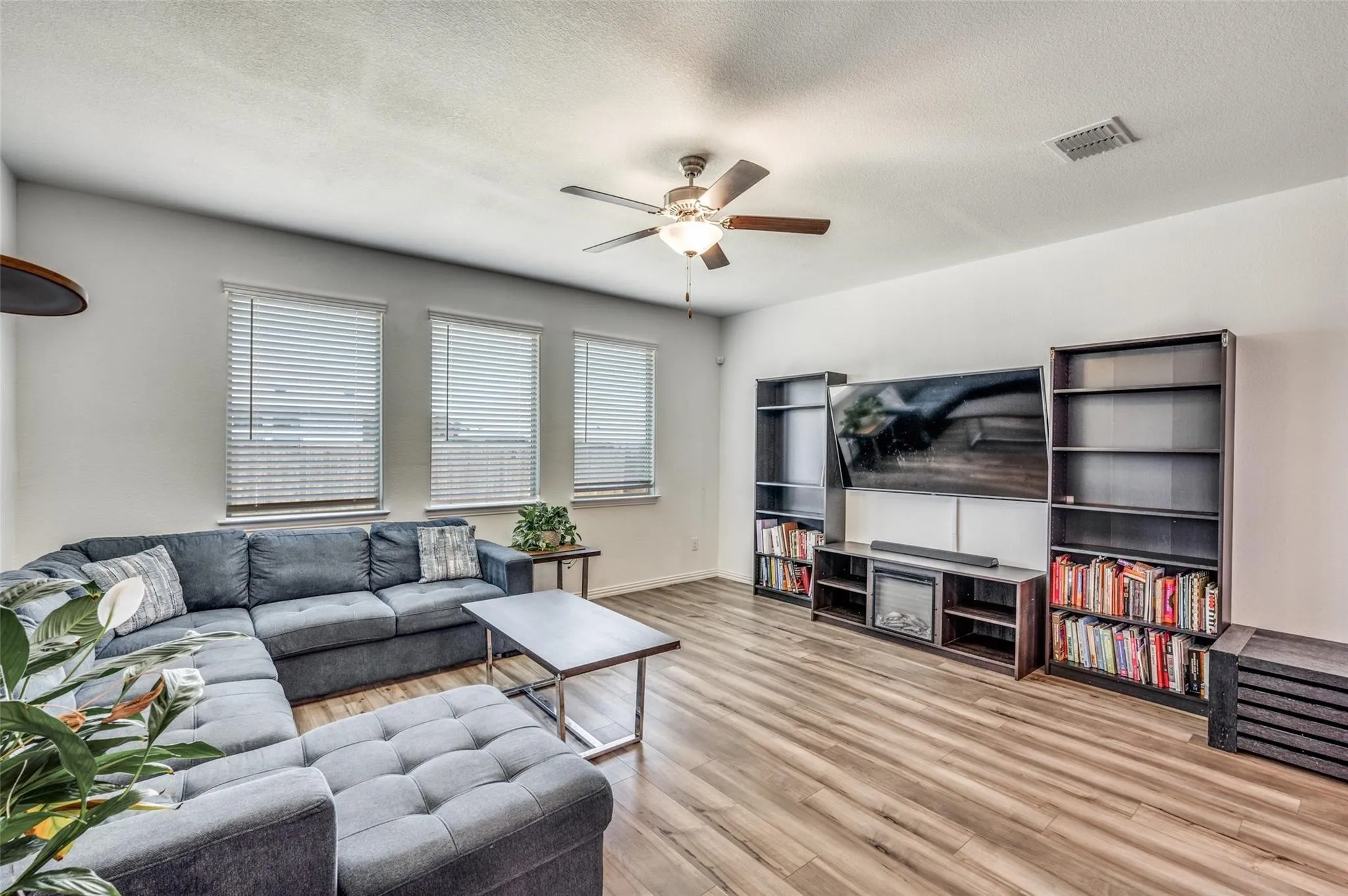 Single Family Residence For Rent in Denton County , 11425 Silver Queen Drive, Aubrey, Texas 76227, 4 Bedroom, 2 Bathroom, 2 Garage spaces, 1,993 Sqft, built in 2021, mls#21403378, Real Estate Agent in Aubrey, Homes For Rent in Denton county, Homes For Rent in Aubrey, Realtor in Aubrey Texas, Real Estate Brokerage Independent Realty Texas, Luminita Cordes Realtor
