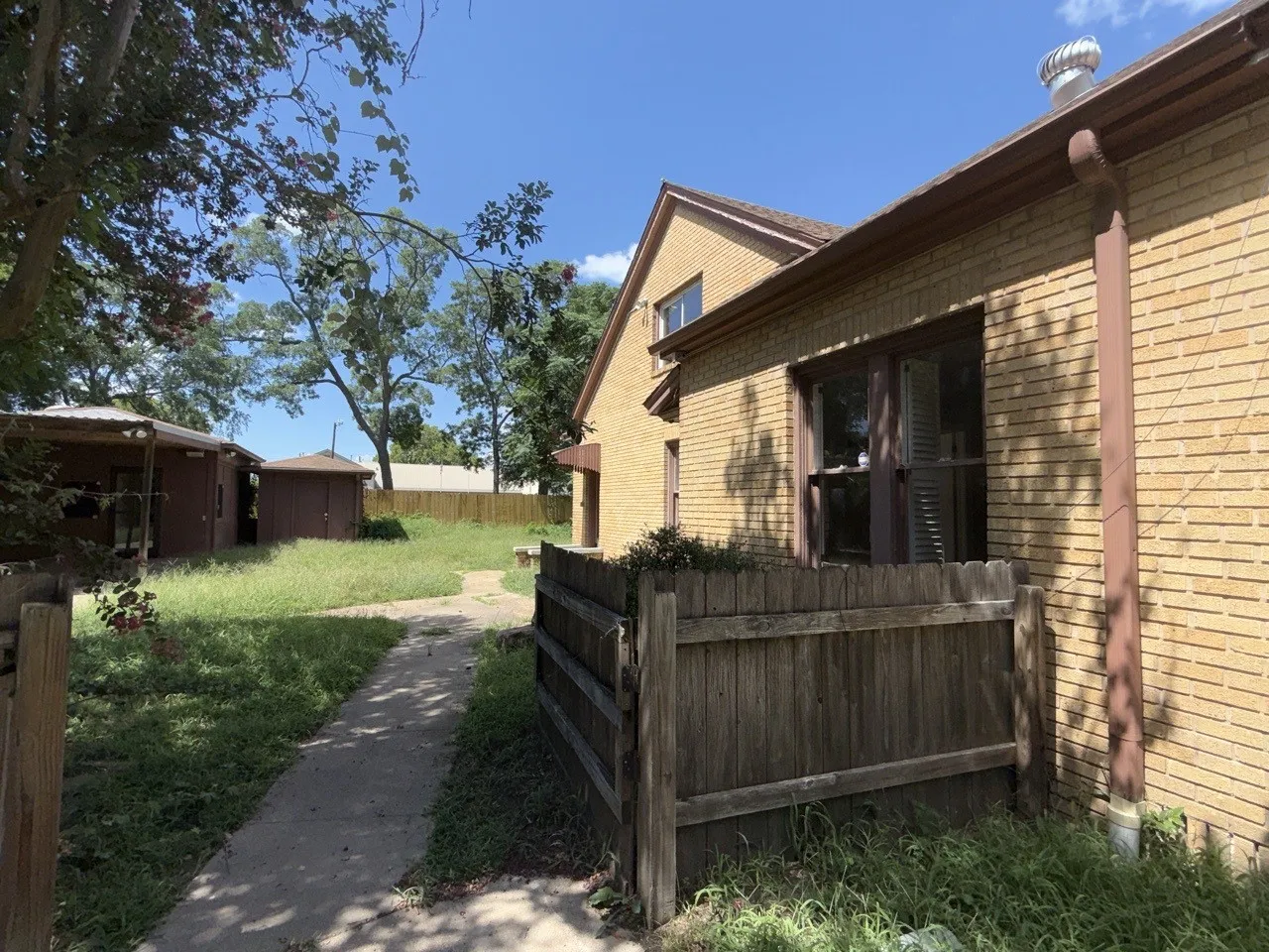 Single Family Residence For Sale in Henderson County , 216 S Prairieville Street, Athens, Texas 75751, 3 Bedroom, 3 Bathroom, Garage spaces, 2,730 Sqft, built in 1935, mls#21402354, Real Estate Agent in Athens, Homes For Sale in Henderson county, Homes For Sale in Athens, Realtor in Athens Texas, Real Estate Brokerage Independent Realty Texas, Luminita Cordes Realtor