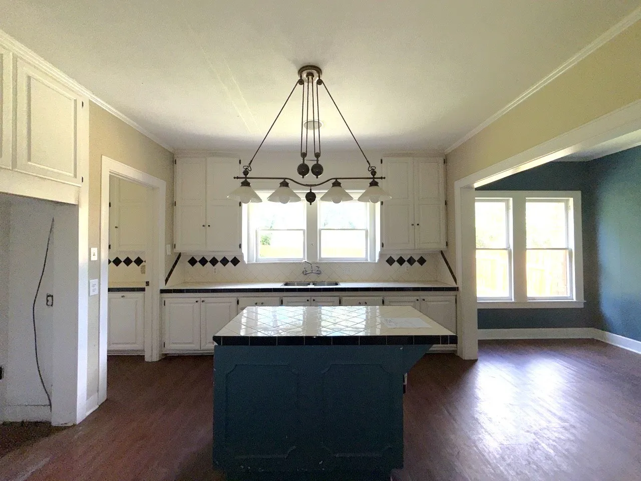 Single Family Residence For Sale in Henderson County , 216 S Prairieville Street, Athens, Texas 75751, 3 Bedroom, 3 Bathroom, Garage spaces, 2,730 Sqft, built in 1935, mls#21402354, Real Estate Agent in Athens, Homes For Sale in Henderson county, Homes For Sale in Athens, Realtor in Athens Texas, Real Estate Brokerage Independent Realty Texas, Luminita Cordes Realtor