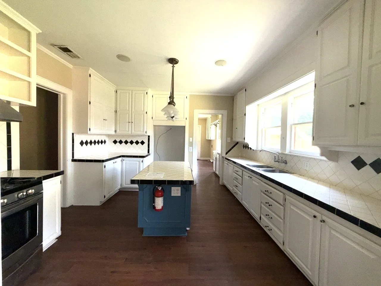 Single Family Residence For Sale in Henderson County , 216 S Prairieville Street, Athens, Texas 75751, 3 Bedroom, 3 Bathroom, Garage spaces, 2,730 Sqft, built in 1935, mls#21402354, Real Estate Agent in Athens, Homes For Sale in Henderson county, Homes For Sale in Athens, Realtor in Athens Texas, Real Estate Brokerage Independent Realty Texas, Luminita Cordes Realtor