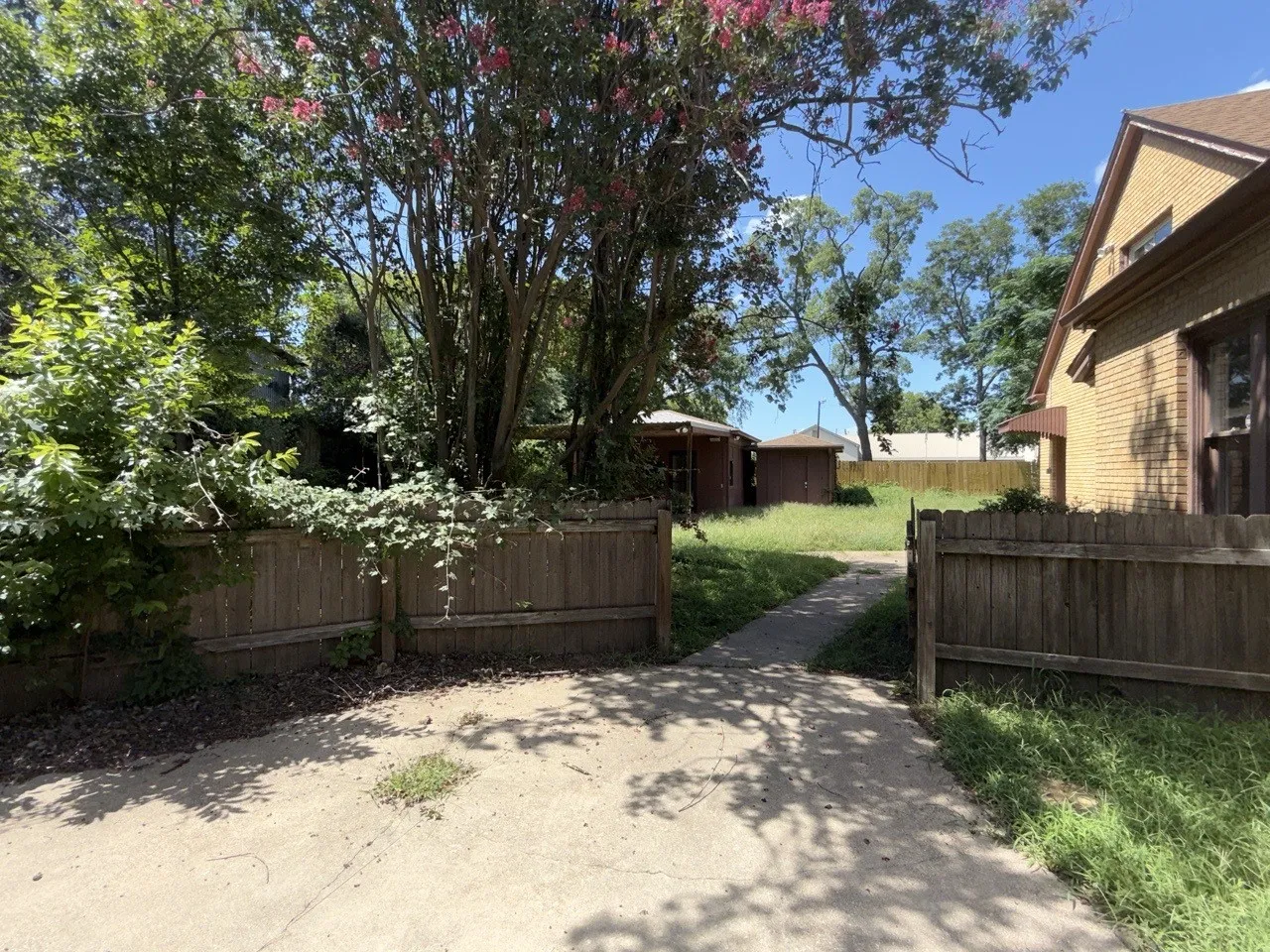 Single Family Residence For Sale in Henderson County , 216 S Prairieville Street, Athens, Texas 75751, 3 Bedroom, 3 Bathroom, Garage spaces, 2,730 Sqft, built in 1935, mls#21402354, Real Estate Agent in Athens, Homes For Sale in Henderson county, Homes For Sale in Athens, Realtor in Athens Texas, Real Estate Brokerage Independent Realty Texas, Luminita Cordes Realtor