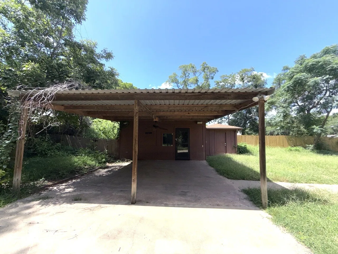 Single Family Residence For Sale in Henderson County , 216 S Prairieville Street, Athens, Texas 75751, 3 Bedroom, 3 Bathroom, Garage spaces, 2,730 Sqft, built in 1935, mls#21402354, Real Estate Agent in Athens, Homes For Sale in Henderson county, Homes For Sale in Athens, Realtor in Athens Texas, Real Estate Brokerage Independent Realty Texas, Luminita Cordes Realtor