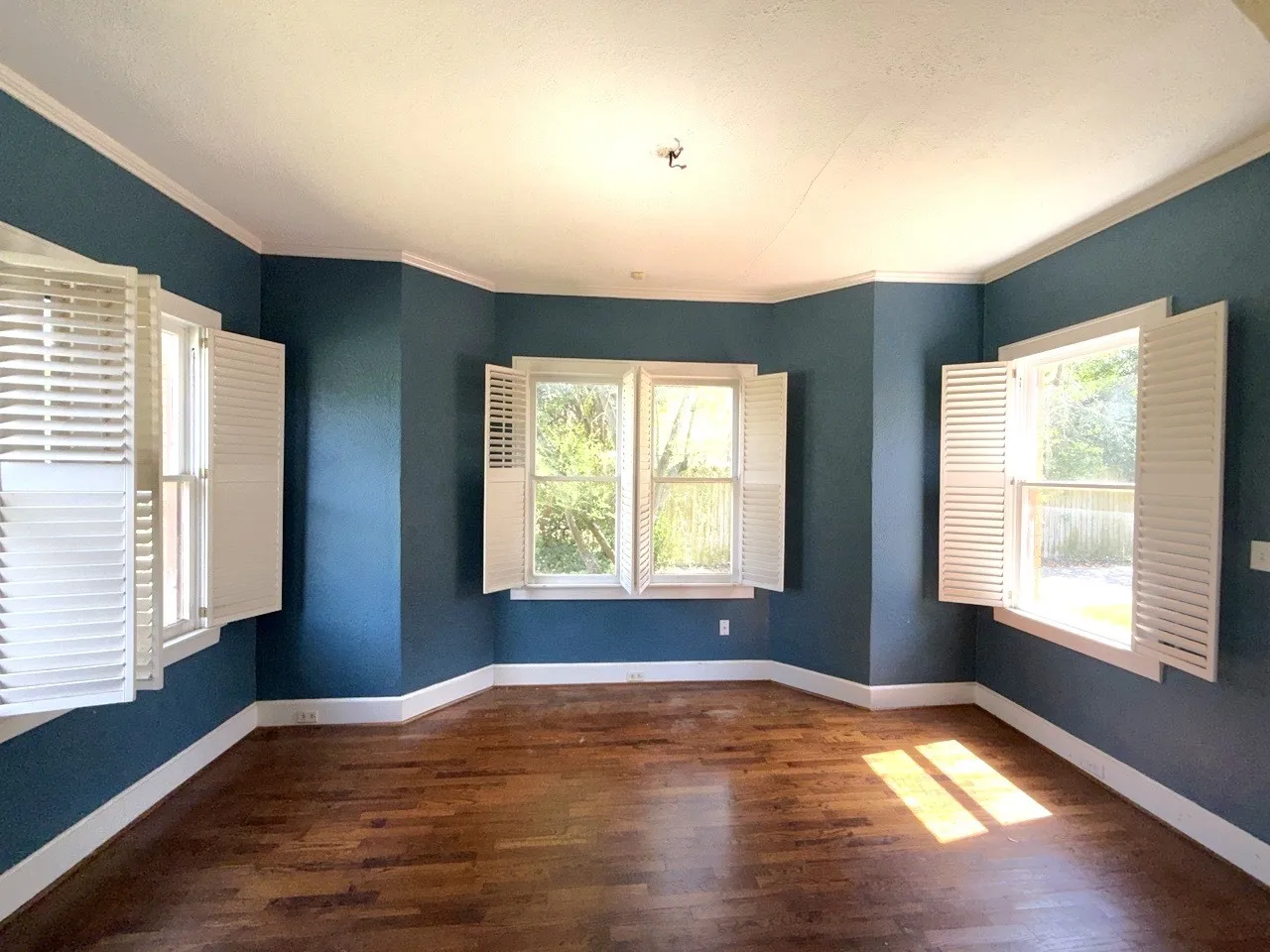 Single Family Residence For Sale in Henderson County , 216 S Prairieville Street, Athens, Texas 75751, 3 Bedroom, 3 Bathroom, Garage spaces, 2,730 Sqft, built in 1935, mls#21402354, Real Estate Agent in Athens, Homes For Sale in Henderson county, Homes For Sale in Athens, Realtor in Athens Texas, Real Estate Brokerage Independent Realty Texas, Luminita Cordes Realtor