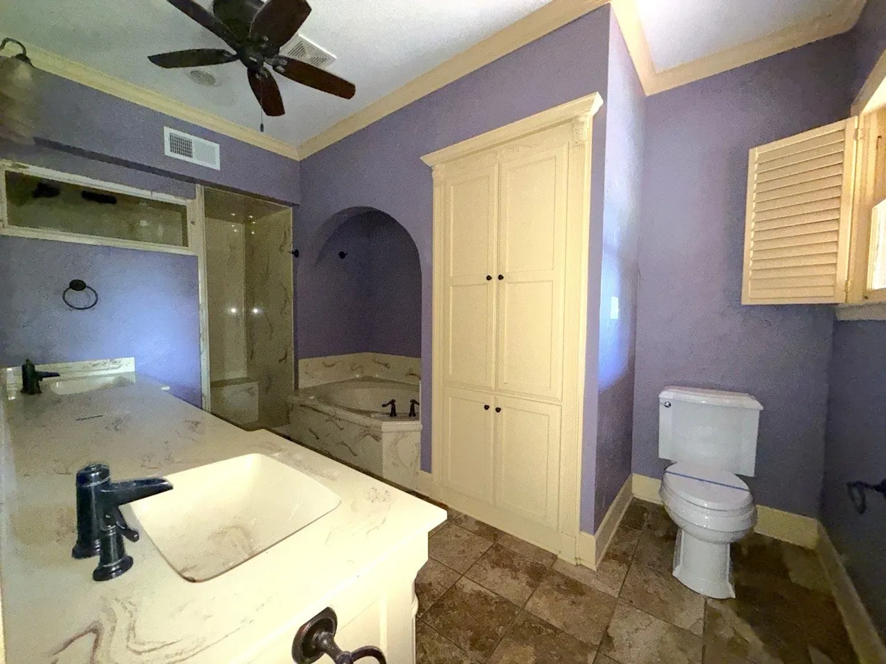 Single Family Residence For Sale in Henderson County , 216 S Prairieville Street, Athens, Texas 75751, 3 Bedroom, 3 Bathroom, Garage spaces, 2,730 Sqft, built in 1935, mls#21402354, Real Estate Agent in Athens, Homes For Sale in Henderson county, Homes For Sale in Athens, Realtor in Athens Texas, Real Estate Brokerage Independent Realty Texas, Luminita Cordes Realtor
