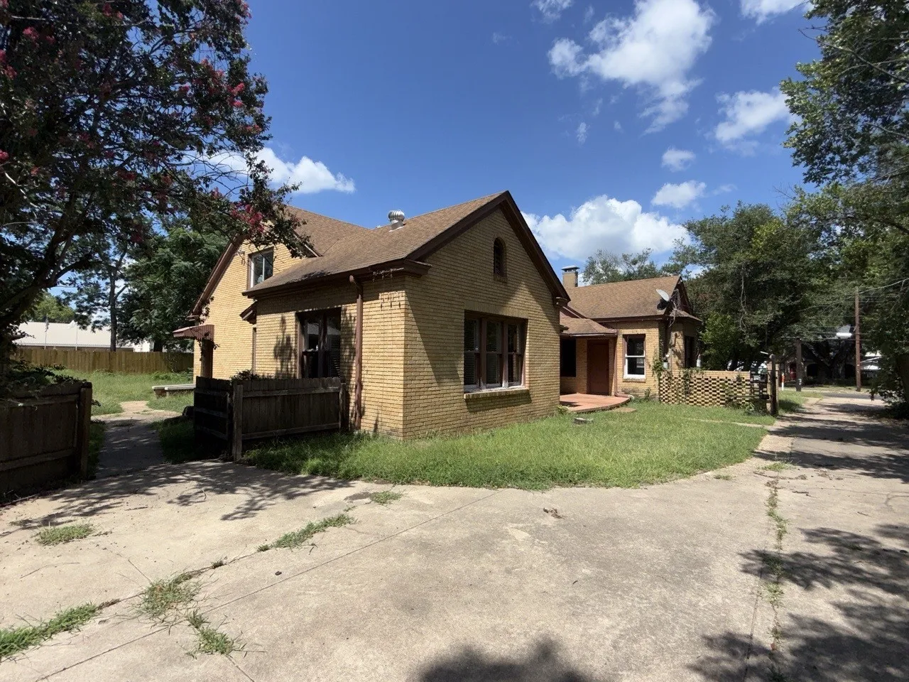 Single Family Residence For Sale in Henderson County , 216 S Prairieville Street, Athens, Texas 75751, 3 Bedroom, 3 Bathroom, Garage spaces, 2,730 Sqft, built in 1935, mls#21402354, Real Estate Agent in Athens, Homes For Sale in Henderson county, Homes For Sale in Athens, Realtor in Athens Texas, Real Estate Brokerage Independent Realty Texas, Luminita Cordes Realtor
