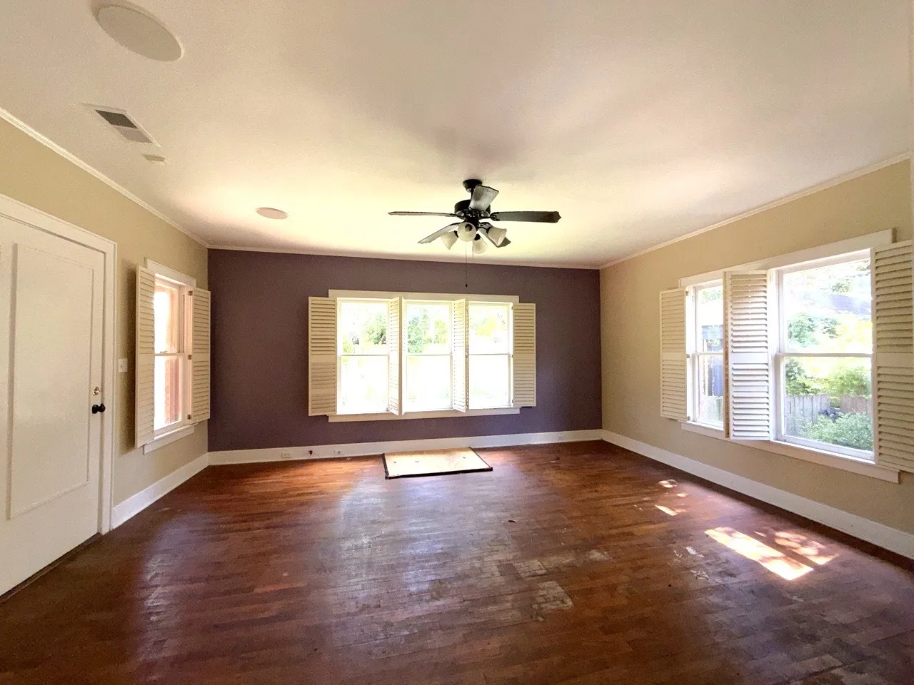 Single Family Residence For Sale in Henderson County , 216 S Prairieville Street, Athens, Texas 75751, 3 Bedroom, 3 Bathroom, Garage spaces, 2,730 Sqft, built in 1935, mls#21402354, Real Estate Agent in Athens, Homes For Sale in Henderson county, Homes For Sale in Athens, Realtor in Athens Texas, Real Estate Brokerage Independent Realty Texas, Luminita Cordes Realtor