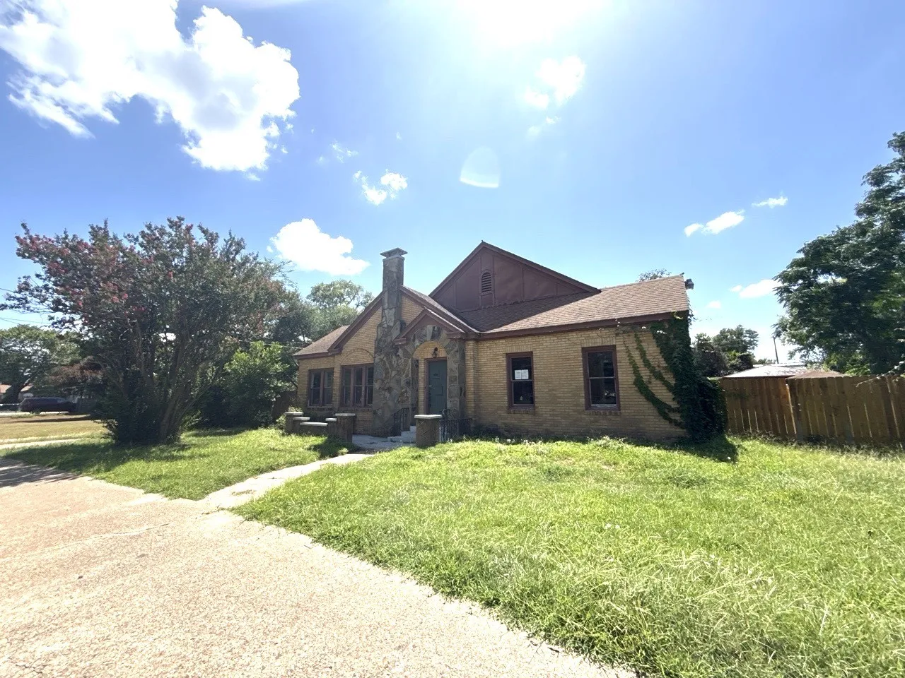 Single Family Residence For Sale in Henderson County , 216 S Prairieville Street, Athens, Texas 75751, 3 Bedroom, 3 Bathroom, Garage spaces, 2,730 Sqft, built in 1935, mls#21402354, Real Estate Agent in Athens, Homes For Sale in Henderson county, Homes For Sale in Athens, Realtor in Athens Texas, Real Estate Brokerage Independent Realty Texas, Luminita Cordes Realtor