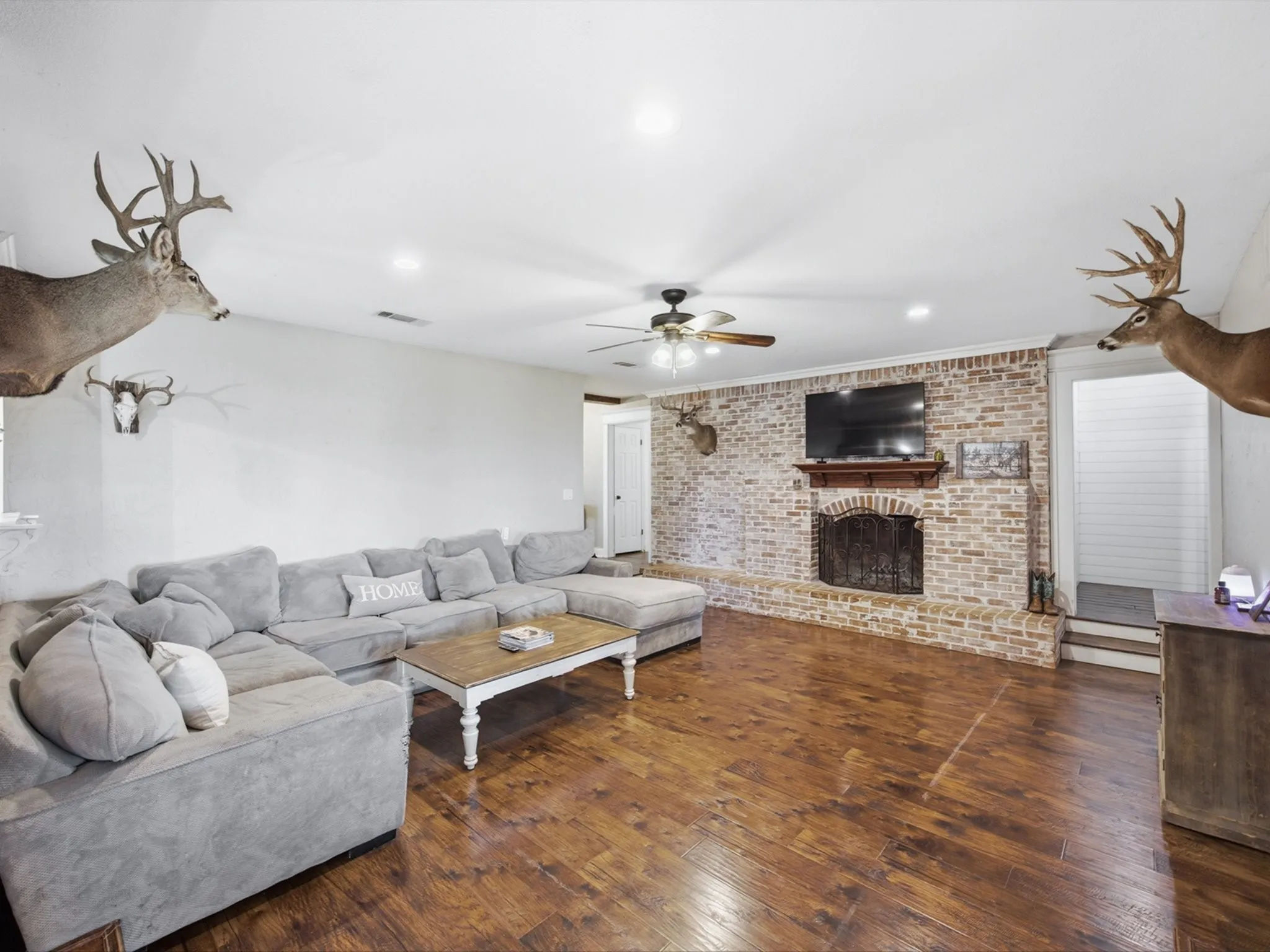 Single Family Residence For Sale in Ellis County , 4800 Oak Grove Road, Ennis, Texas 75119, 4 Bedroom, 3 Bathroom, 1 Garage spaces, 3,159 Sqft, built in 1972, mls#21405989, Real Estate Agent in Ennis, Homes For Sale in Ellis county, Homes For Sale in Ennis, Realtor in Ennis Texas, Real Estate Brokerage Independent Realty Texas, Luminita Cordes Realtor