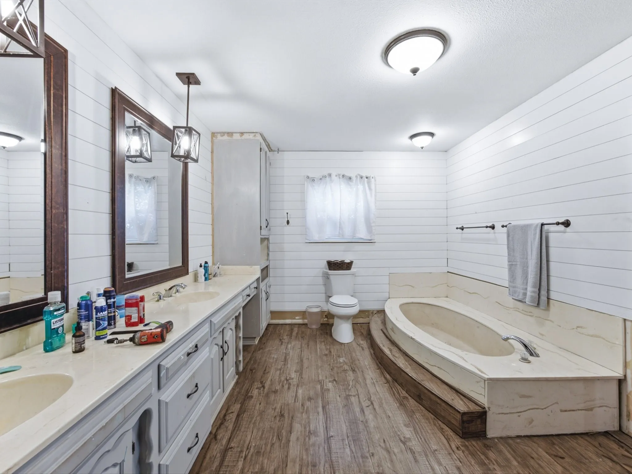 Single Family Residence For Sale in Ellis County , 4800 Oak Grove Road, Ennis, Texas 75119, 4 Bedroom, 3 Bathroom, 1 Garage spaces, 3,159 Sqft, built in 1972, mls#21405989, Real Estate Agent in Ennis, Homes For Sale in Ellis county, Homes For Sale in Ennis, Realtor in Ennis Texas, Real Estate Brokerage Independent Realty Texas, Luminita Cordes Realtor