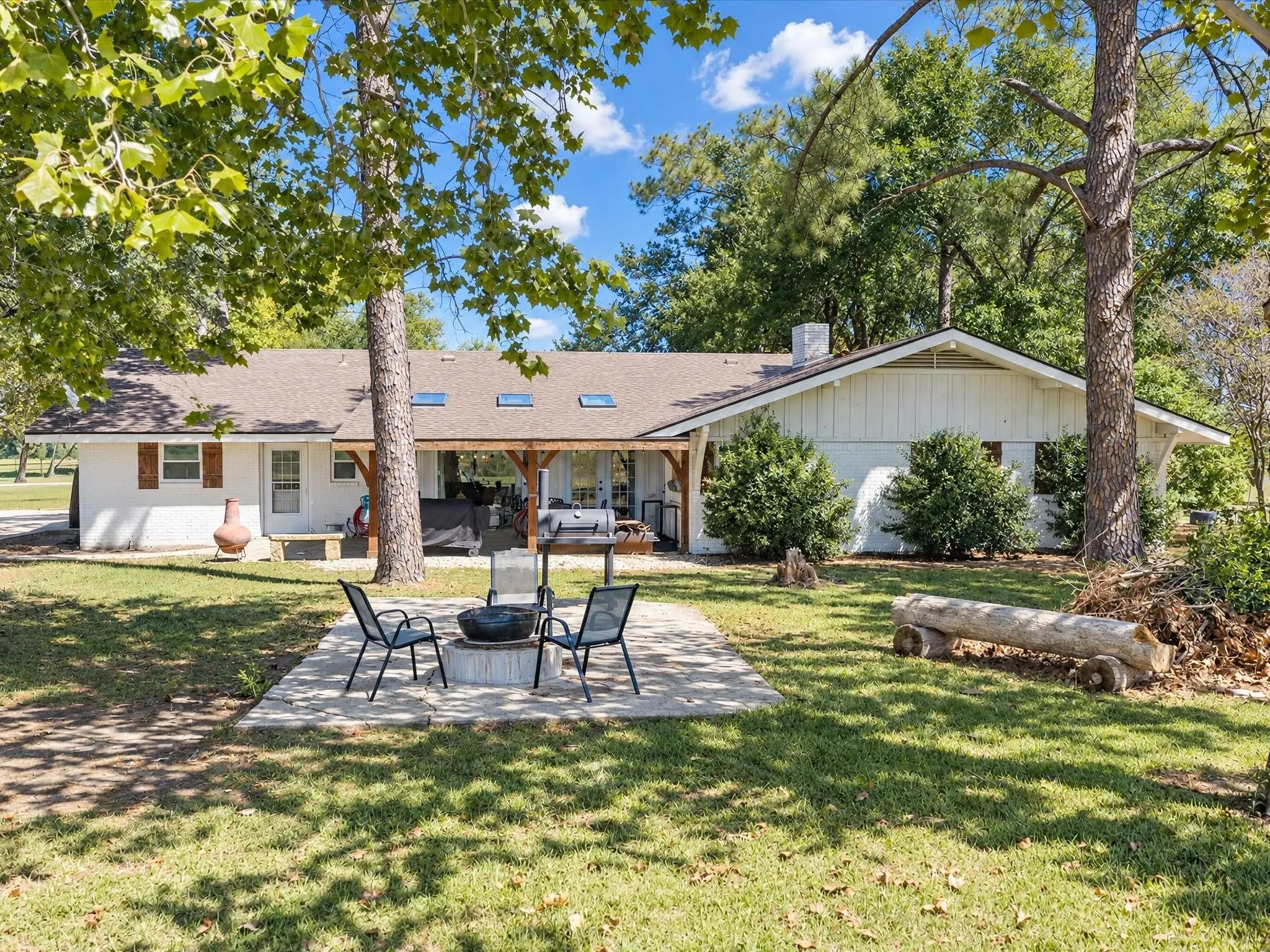 Single Family Residence For Sale in Ellis County , 4800 Oak Grove Road, Ennis, Texas 75119, 4 Bedroom, 3 Bathroom, 1 Garage spaces, 3,159 Sqft, built in 1972, mls#21405989, Real Estate Agent in Ennis, Homes For Sale in Ellis county, Homes For Sale in Ennis, Realtor in Ennis Texas, Real Estate Brokerage Independent Realty Texas, Luminita Cordes Realtor