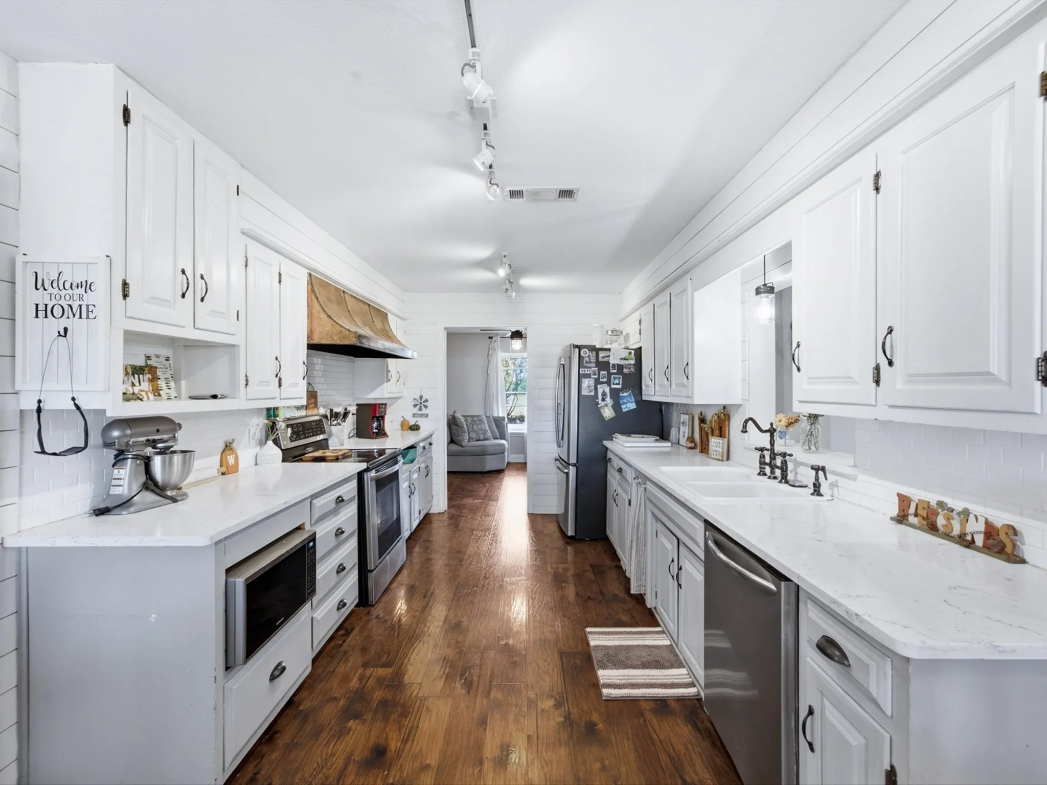 Single Family Residence For Sale in Ellis County , 4800 Oak Grove Road, Ennis, Texas 75119, 4 Bedroom, 3 Bathroom, 1 Garage spaces, 3,159 Sqft, built in 1972, mls#21405989, Real Estate Agent in Ennis, Homes For Sale in Ellis county, Homes For Sale in Ennis, Realtor in Ennis Texas, Real Estate Brokerage Independent Realty Texas, Luminita Cordes Realtor