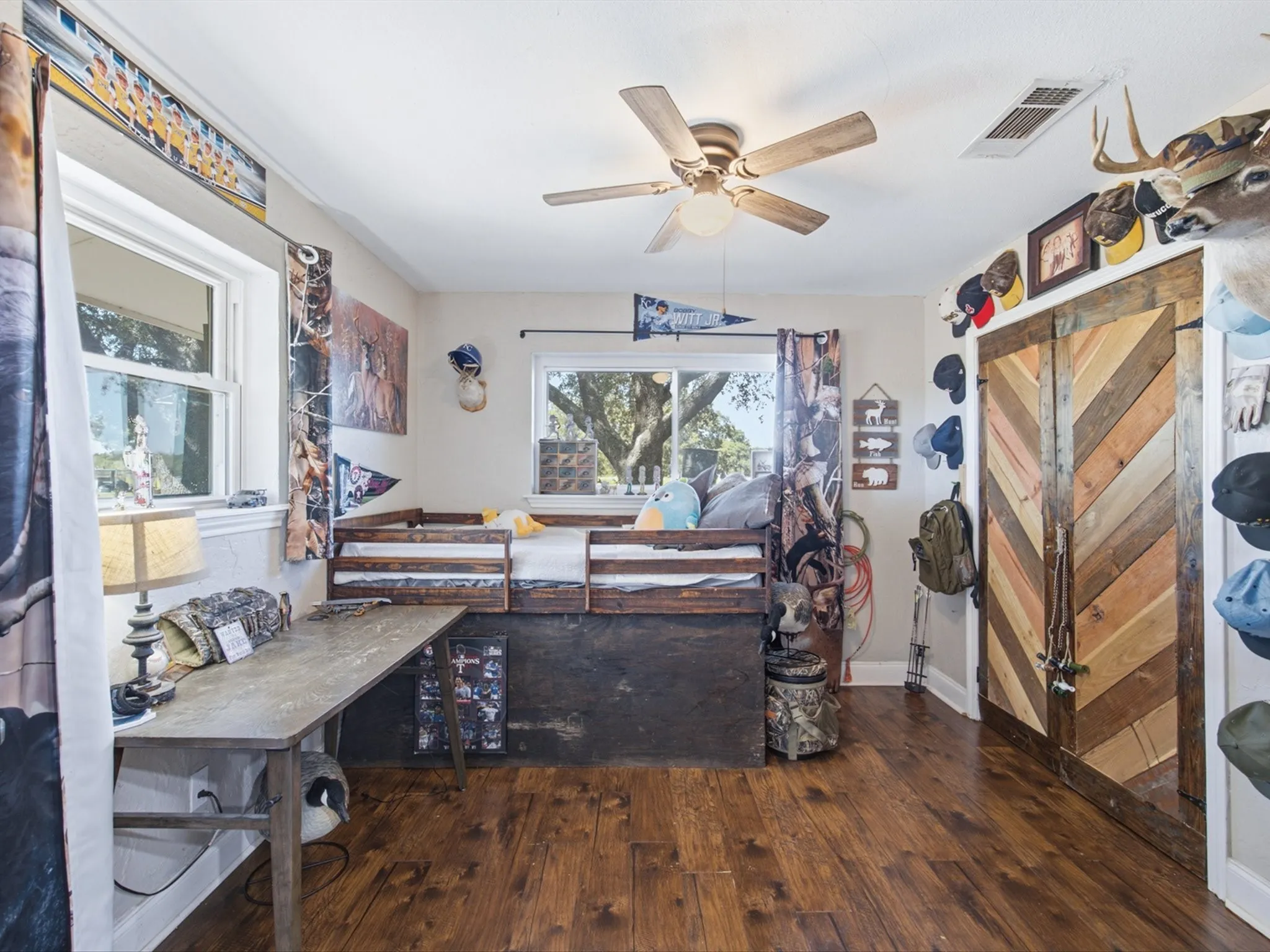 Single Family Residence For Sale in Ellis County , 4800 Oak Grove Road, Ennis, Texas 75119, 4 Bedroom, 3 Bathroom, 1 Garage spaces, 3,159 Sqft, built in 1972, mls#21405989, Real Estate Agent in Ennis, Homes For Sale in Ellis county, Homes For Sale in Ennis, Realtor in Ennis Texas, Real Estate Brokerage Independent Realty Texas, Luminita Cordes Realtor