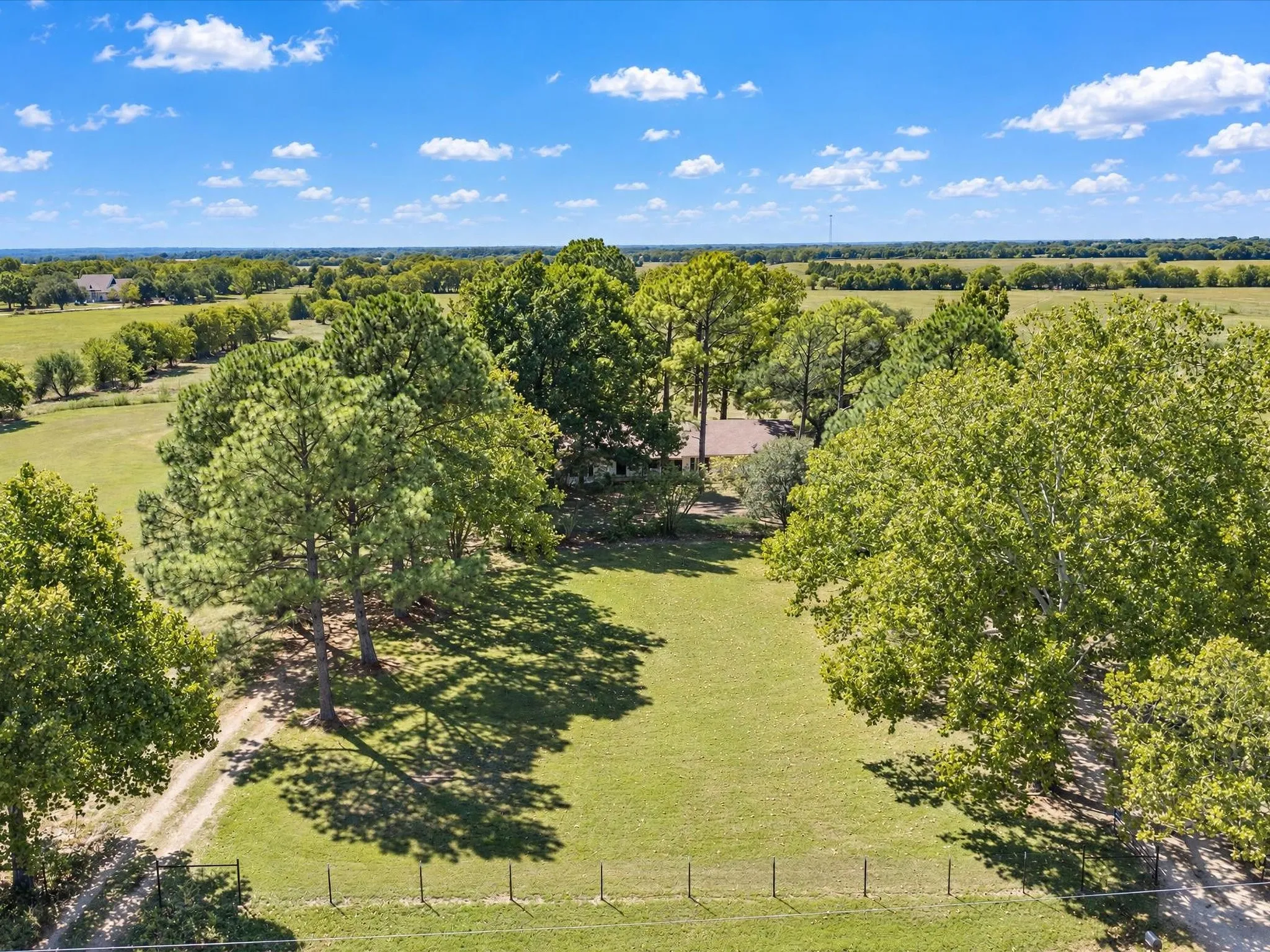Single Family Residence For Sale in Ellis County , 4800 Oak Grove Road, Ennis, Texas 75119, 4 Bedroom, 3 Bathroom, 1 Garage spaces, 3,159 Sqft, built in 1972, mls#21405989, Real Estate Agent in Ennis, Homes For Sale in Ellis county, Homes For Sale in Ennis, Realtor in Ennis Texas, Real Estate Brokerage Independent Realty Texas, Luminita Cordes Realtor