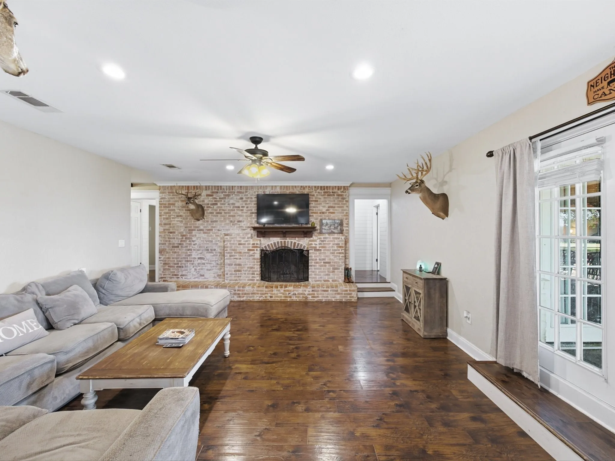Single Family Residence For Sale in Ellis County , 4800 Oak Grove Road, Ennis, Texas 75119, 4 Bedroom, 3 Bathroom, 1 Garage spaces, 3,159 Sqft, built in 1972, mls#21405989, Real Estate Agent in Ennis, Homes For Sale in Ellis county, Homes For Sale in Ennis, Realtor in Ennis Texas, Real Estate Brokerage Independent Realty Texas, Luminita Cordes Realtor