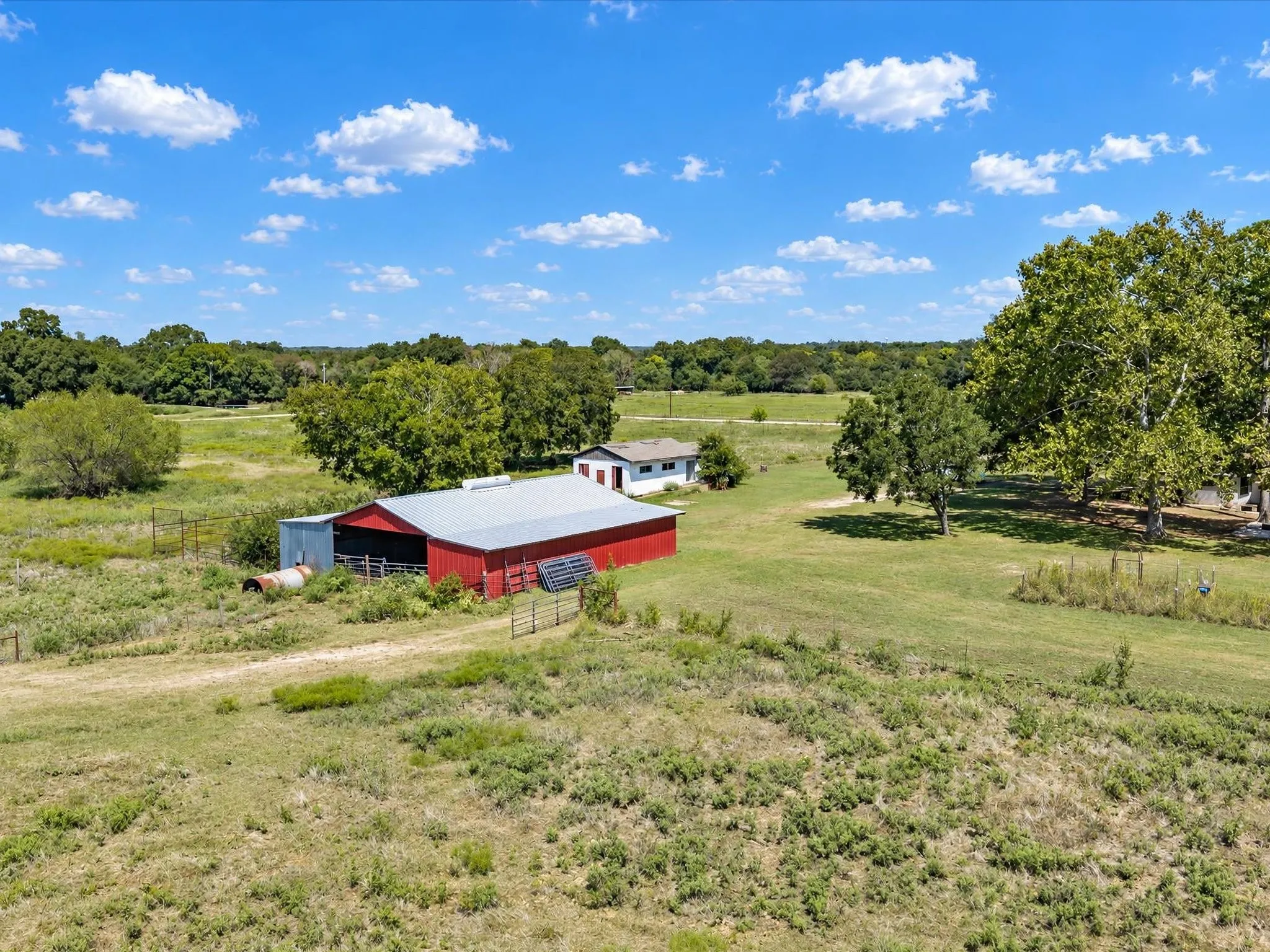 Single Family Residence For Sale in Ellis County , 4800 Oak Grove Road, Ennis, Texas 75119, 4 Bedroom, 3 Bathroom, 1 Garage spaces, 3,159 Sqft, built in 1972, mls#21405989, Real Estate Agent in Ennis, Homes For Sale in Ellis county, Homes For Sale in Ennis, Realtor in Ennis Texas, Real Estate Brokerage Independent Realty Texas, Luminita Cordes Realtor