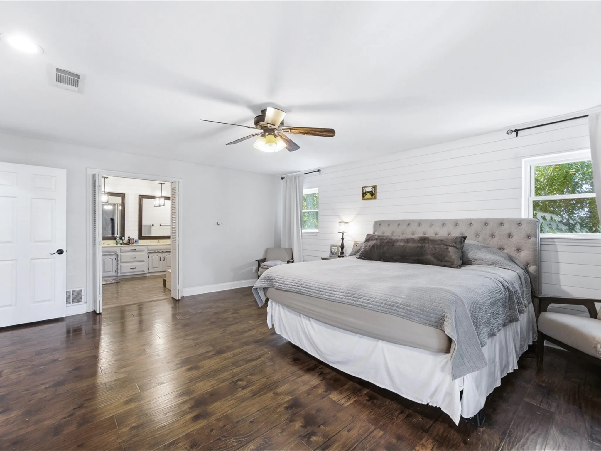 Single Family Residence For Sale in Ellis County , 4800 Oak Grove Road, Ennis, Texas 75119, 4 Bedroom, 3 Bathroom, 1 Garage spaces, 3,159 Sqft, built in 1972, mls#21405989, Real Estate Agent in Ennis, Homes For Sale in Ellis county, Homes For Sale in Ennis, Realtor in Ennis Texas, Real Estate Brokerage Independent Realty Texas, Luminita Cordes Realtor