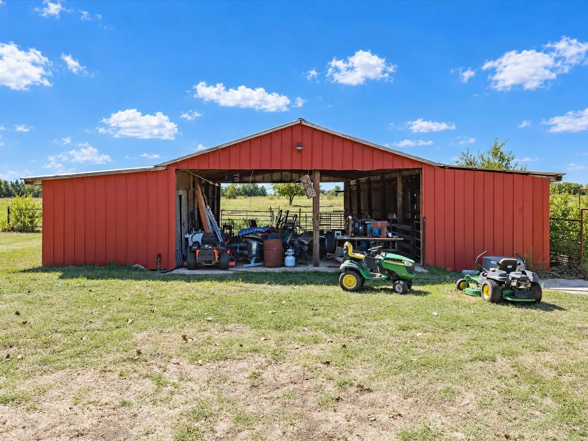Single Family Residence For Sale in Ellis County , 4800 Oak Grove Road, Ennis, Texas 75119, 4 Bedroom, 3 Bathroom, 1 Garage spaces, 3,159 Sqft, built in 1972, mls#21405989, Real Estate Agent in Ennis, Homes For Sale in Ellis county, Homes For Sale in Ennis, Realtor in Ennis Texas, Real Estate Brokerage Independent Realty Texas, Luminita Cordes Realtor