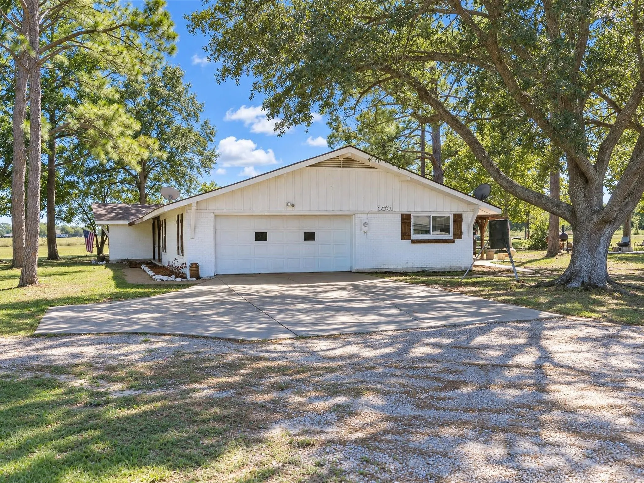Single Family Residence For Sale in Ellis County , 4800 Oak Grove Road, Ennis, Texas 75119, 4 Bedroom, 3 Bathroom, 1 Garage spaces, 3,159 Sqft, built in 1972, mls#21405989, Real Estate Agent in Ennis, Homes For Sale in Ellis county, Homes For Sale in Ennis, Realtor in Ennis Texas, Real Estate Brokerage Independent Realty Texas, Luminita Cordes Realtor