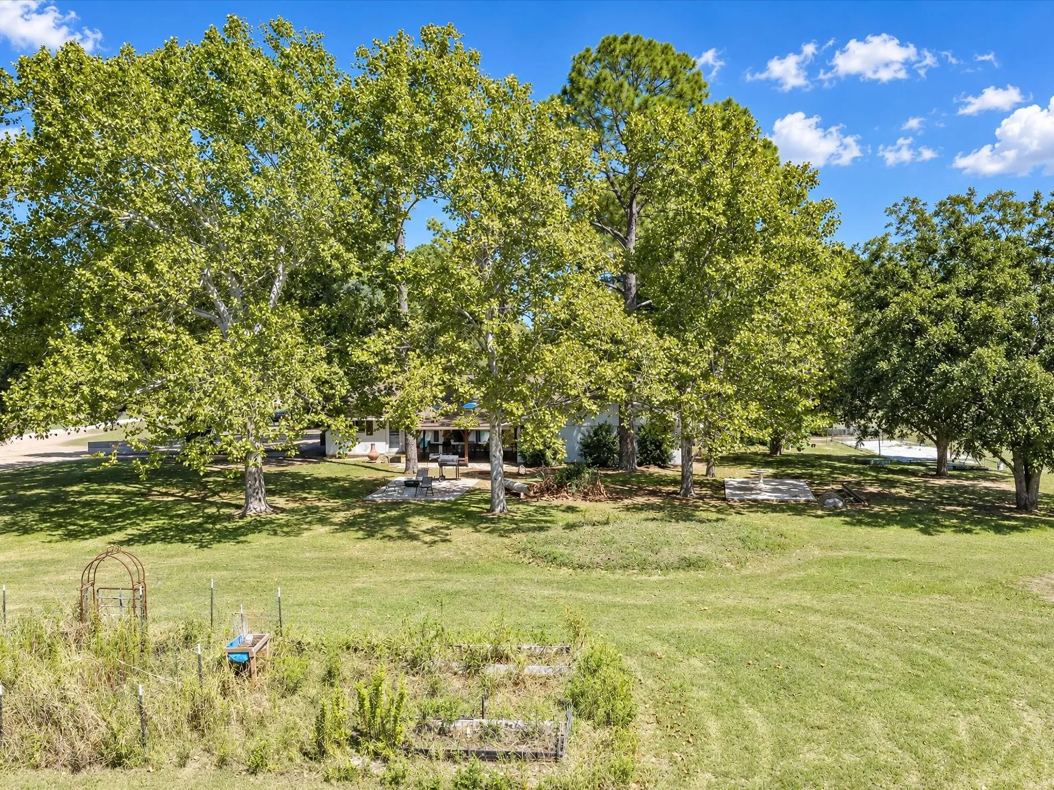 Single Family Residence For Sale in Ellis County , 4800 Oak Grove Road, Ennis, Texas 75119, 4 Bedroom, 3 Bathroom, 1 Garage spaces, 3,159 Sqft, built in 1972, mls#21405989, Real Estate Agent in Ennis, Homes For Sale in Ellis county, Homes For Sale in Ennis, Realtor in Ennis Texas, Real Estate Brokerage Independent Realty Texas, Luminita Cordes Realtor
