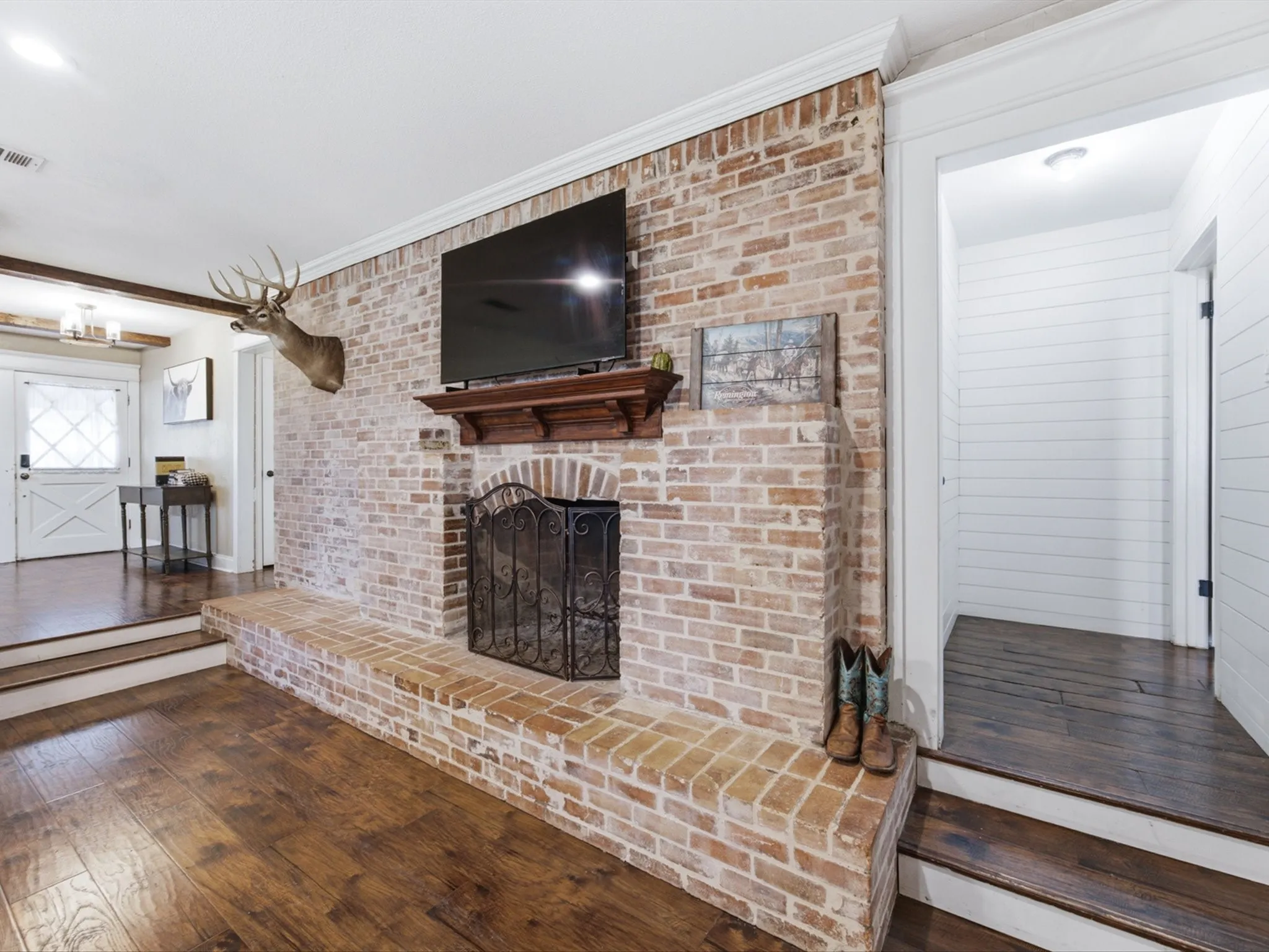 Single Family Residence For Sale in Ellis County , 4800 Oak Grove Road, Ennis, Texas 75119, 4 Bedroom, 3 Bathroom, 1 Garage spaces, 3,159 Sqft, built in 1972, mls#21405989, Real Estate Agent in Ennis, Homes For Sale in Ellis county, Homes For Sale in Ennis, Realtor in Ennis Texas, Real Estate Brokerage Independent Realty Texas, Luminita Cordes Realtor