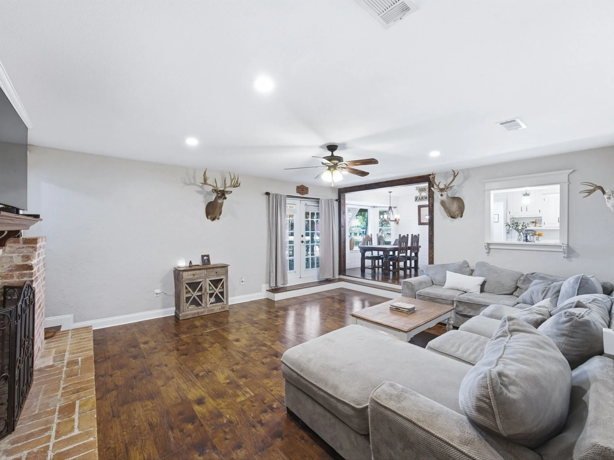Single Family Residence For Sale in Ellis County , 4800 Oak Grove Road, Ennis, Texas 75119, 4 Bedroom, 3 Bathroom, 1 Garage spaces, 3,159 Sqft, built in 1972, mls#21405989, Real Estate Agent in Ennis, Homes For Sale in Ellis county, Homes For Sale in Ennis, Realtor in Ennis Texas, Real Estate Brokerage Independent Realty Texas, Luminita Cordes Realtor