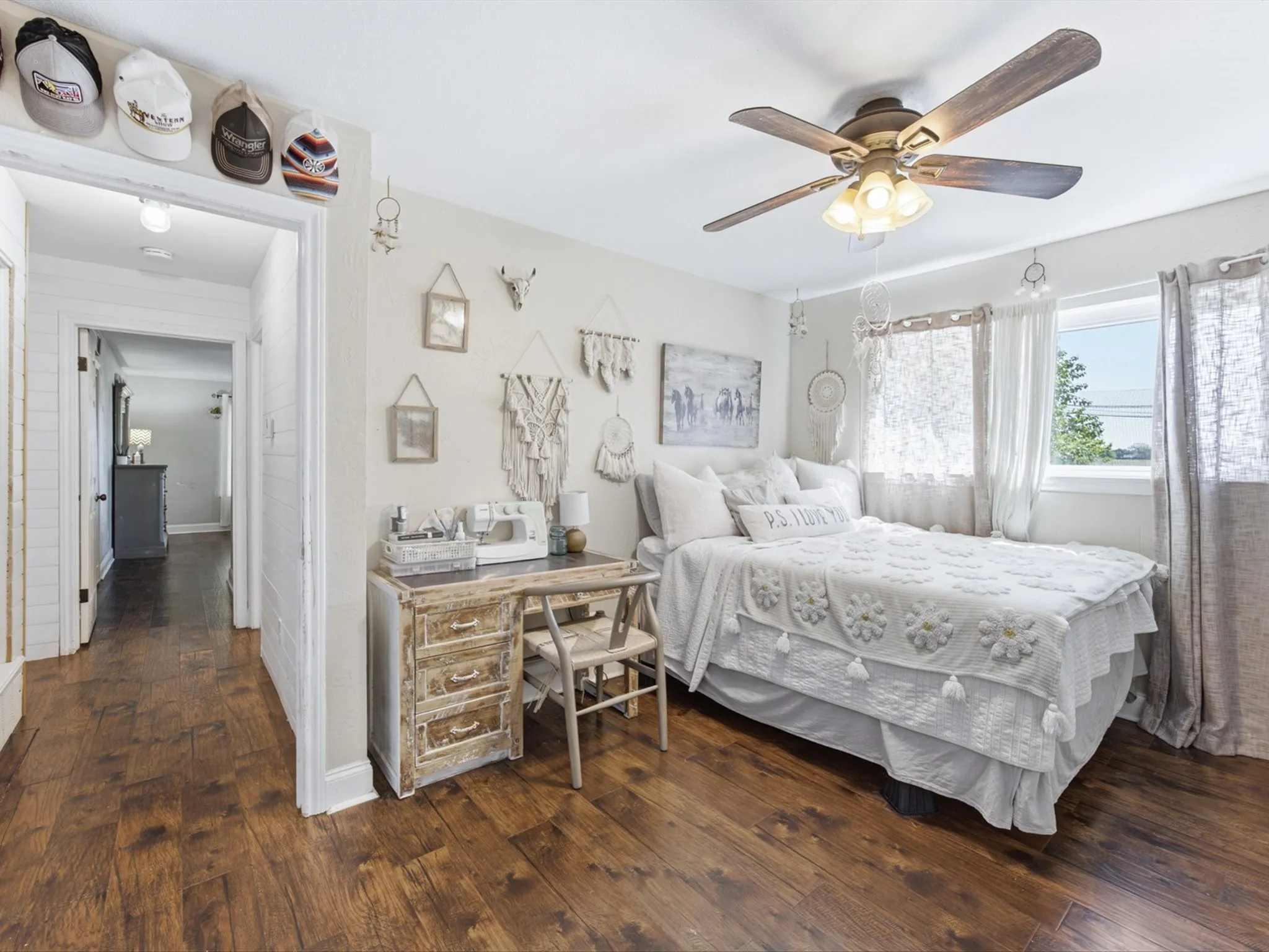 Single Family Residence For Sale in Ellis County , 4800 Oak Grove Road, Ennis, Texas 75119, 4 Bedroom, 3 Bathroom, 1 Garage spaces, 3,159 Sqft, built in 1972, mls#21405989, Real Estate Agent in Ennis, Homes For Sale in Ellis county, Homes For Sale in Ennis, Realtor in Ennis Texas, Real Estate Brokerage Independent Realty Texas, Luminita Cordes Realtor