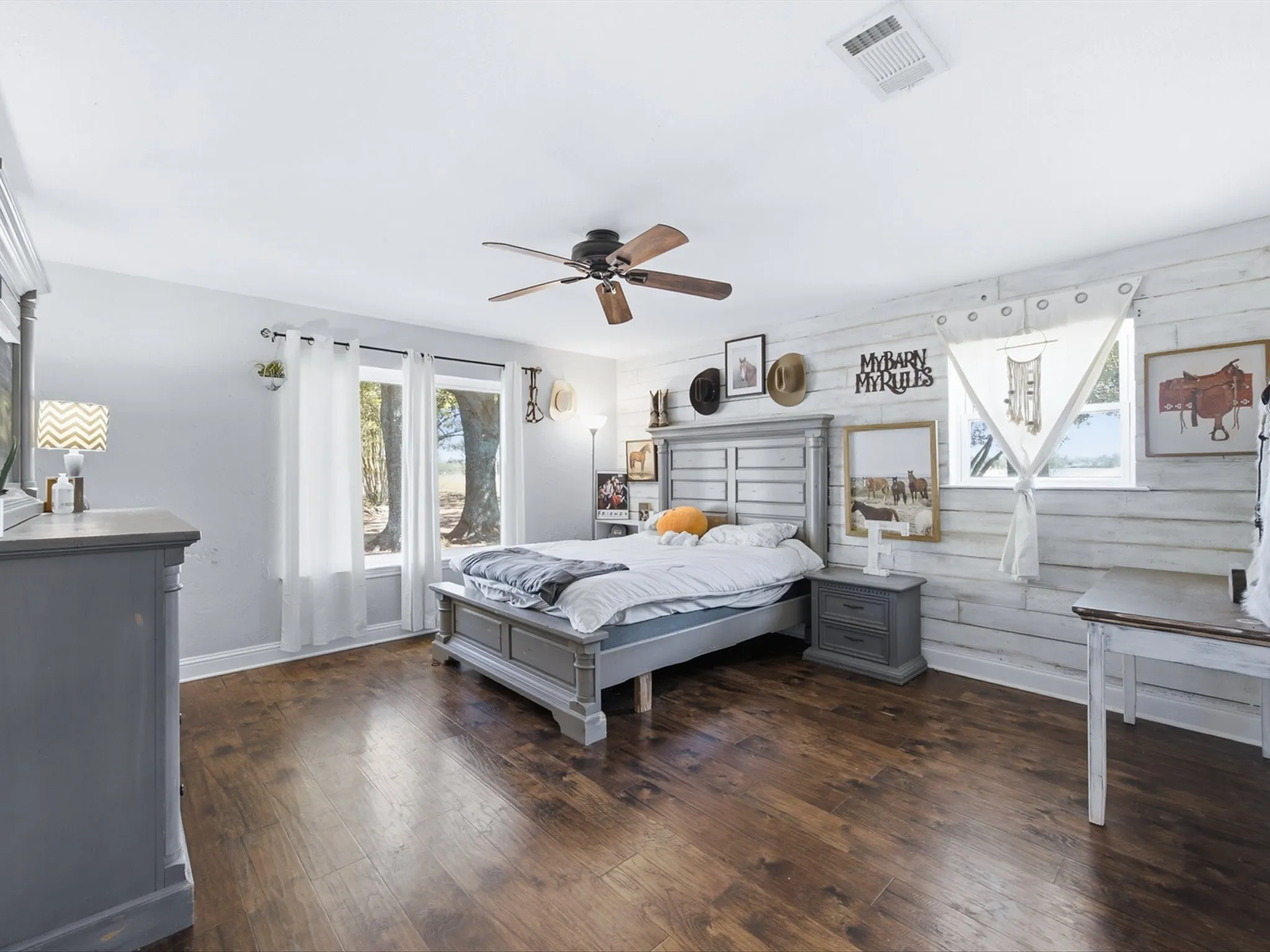 Single Family Residence For Sale in Ellis County , 4800 Oak Grove Road, Ennis, Texas 75119, 4 Bedroom, 3 Bathroom, 1 Garage spaces, 3,159 Sqft, built in 1972, mls#21405989, Real Estate Agent in Ennis, Homes For Sale in Ellis county, Homes For Sale in Ennis, Realtor in Ennis Texas, Real Estate Brokerage Independent Realty Texas, Luminita Cordes Realtor