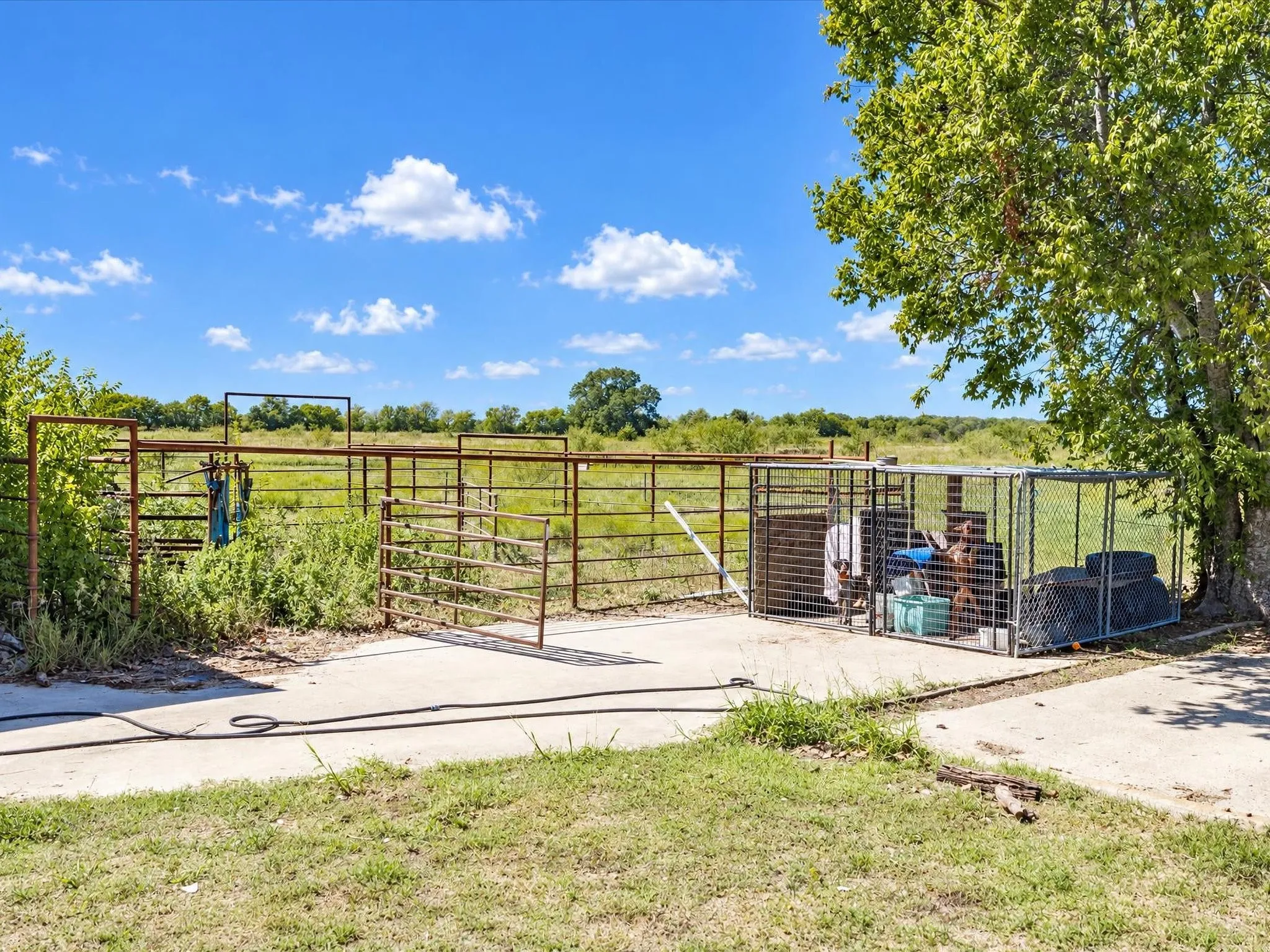 Single Family Residence For Sale in Ellis County , 4800 Oak Grove Road, Ennis, Texas 75119, 4 Bedroom, 3 Bathroom, 1 Garage spaces, 3,159 Sqft, built in 1972, mls#21405989, Real Estate Agent in Ennis, Homes For Sale in Ellis county, Homes For Sale in Ennis, Realtor in Ennis Texas, Real Estate Brokerage Independent Realty Texas, Luminita Cordes Realtor