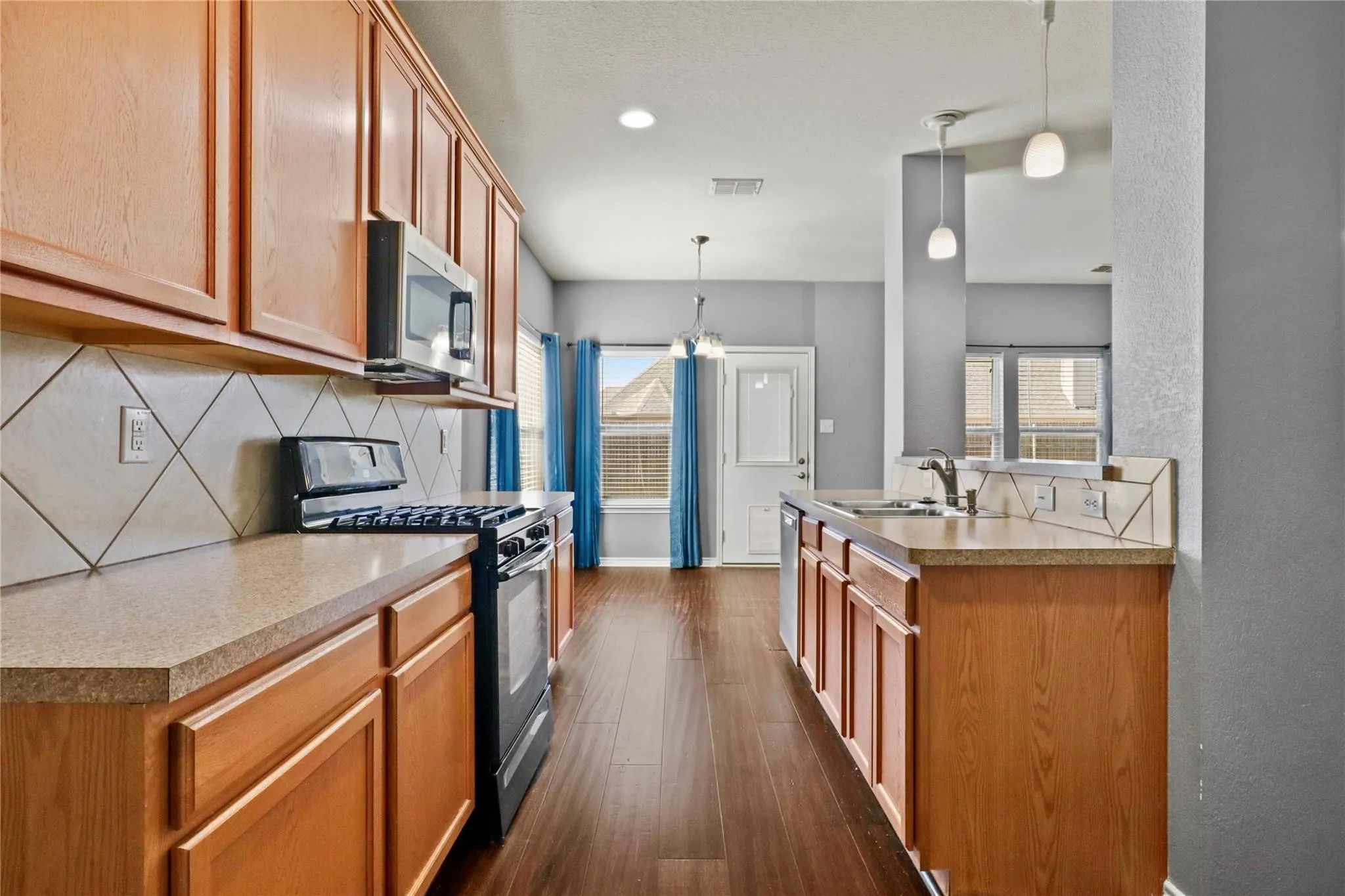 Single Family Residence For Rent in Tarrant County , 5839 Candlelight Lane, Grand Prairie, Texas 75052, 4 Bedroom, 4 Bathroom, 2 Garage spaces, 2,782 Sqft, built in 2008, mls#21406605, Real Estate Agent in Grand Prairie, Homes For Rent in Tarrant county, Homes For Rent in Grand Prairie, Realtor in Grand Prairie Texas, Real Estate Brokerage Independent Realty Texas, Luminita Cordes Realtor