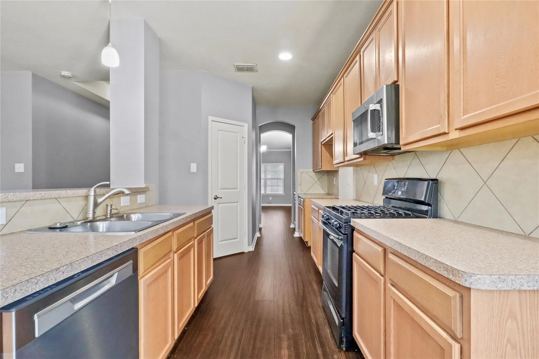 Single Family Residence For Rent in Tarrant County , 5839 Candlelight Lane, Grand Prairie, Texas 75052, 4 Bedroom, 4 Bathroom, 2 Garage spaces, 2,782 Sqft, built in 2008, mls#21406605, Real Estate Agent in Grand Prairie, Homes For Rent in Tarrant county, Homes For Rent in Grand Prairie, Realtor in Grand Prairie Texas, Real Estate Brokerage Independent Realty Texas, Luminita Cordes Realtor