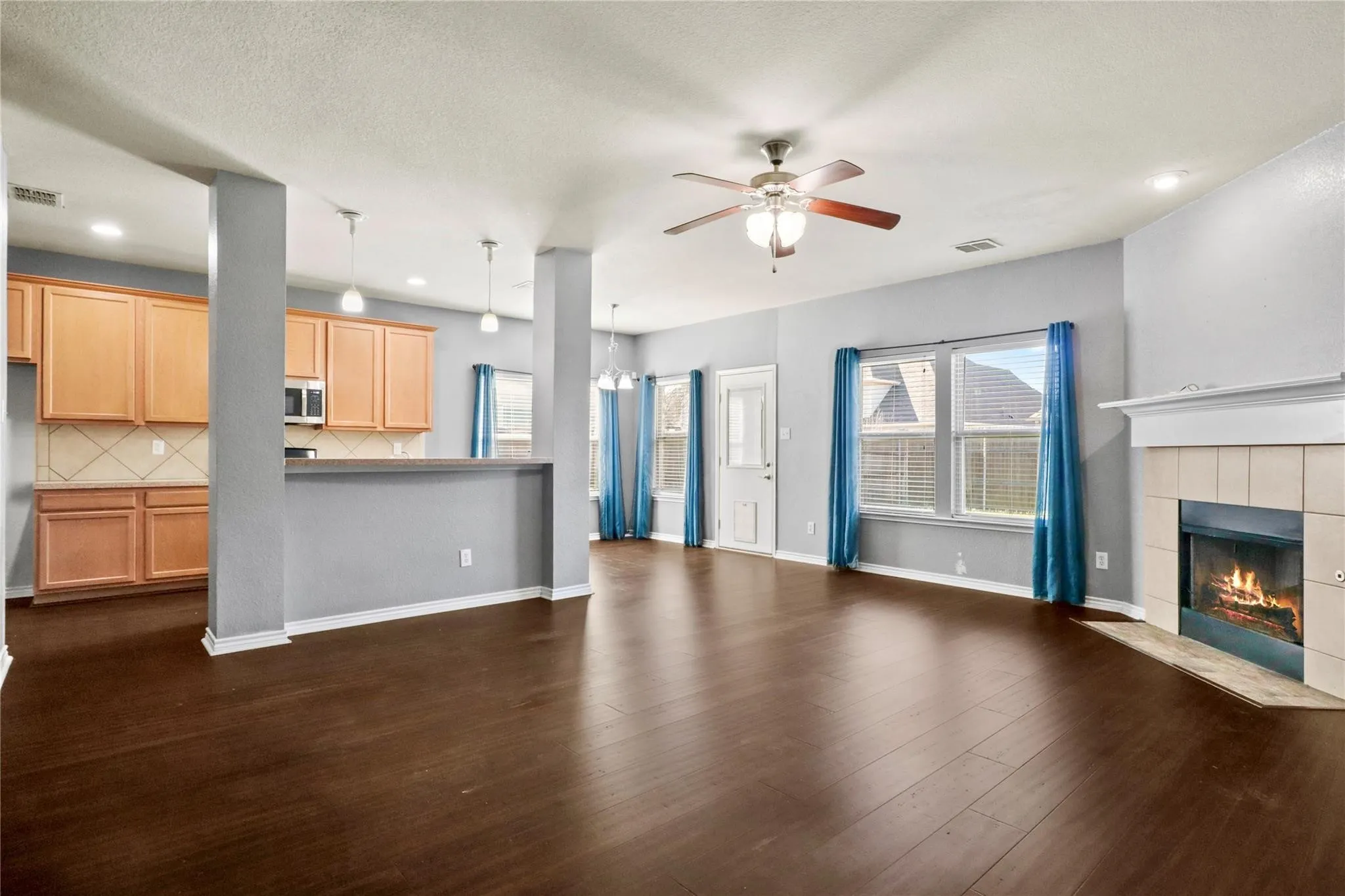 Single Family Residence For Rent in Tarrant County , 5839 Candlelight Lane, Grand Prairie, Texas 75052, 4 Bedroom, 4 Bathroom, 2 Garage spaces, 2,782 Sqft, built in 2008, mls#21406605, Real Estate Agent in Grand Prairie, Homes For Rent in Tarrant county, Homes For Rent in Grand Prairie, Realtor in Grand Prairie Texas, Real Estate Brokerage Independent Realty Texas, Luminita Cordes Realtor