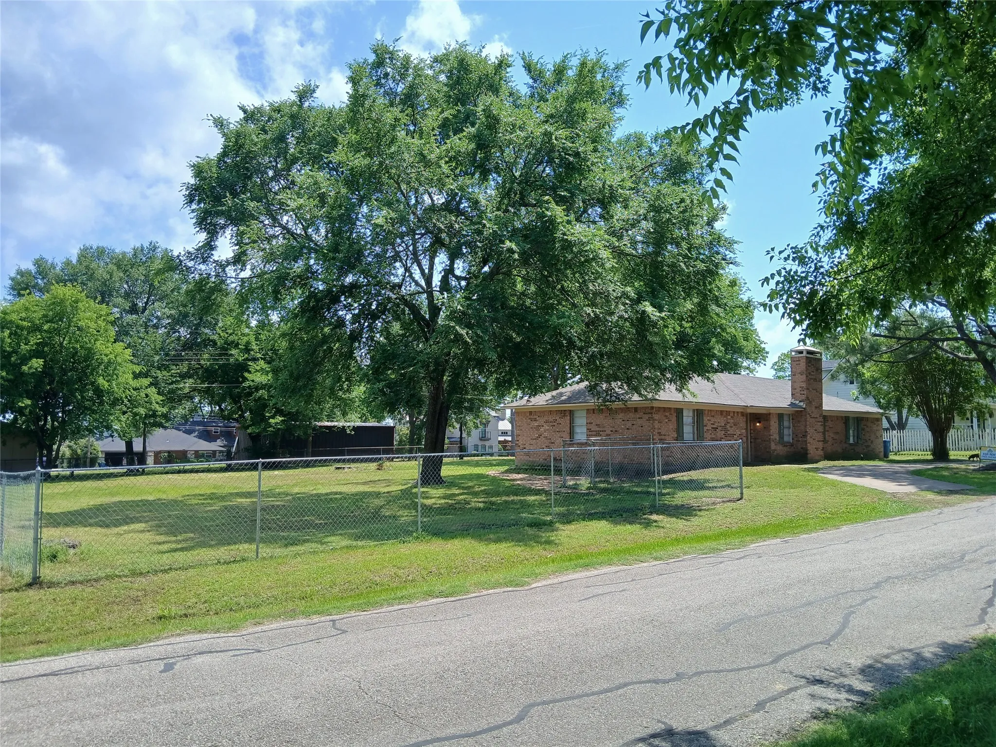 Single Family Residence For Rent in Henderson County , 151 COTTONWOOD Trail, Gun Barrel City, Texas 75156, 3 Bedroom, 2 Bathroom, 1 Garage spaces, 1,572 Sqft, built in 1977, mls#21406606, Real Estate Agent in Gun Barrel City, Homes For Rent in Henderson county, Homes For Rent in Gun Barrel City, Realtor in Gun Barrel City Texas, Real Estate Brokerage Independent Realty Texas, Luminita Cordes Realtor