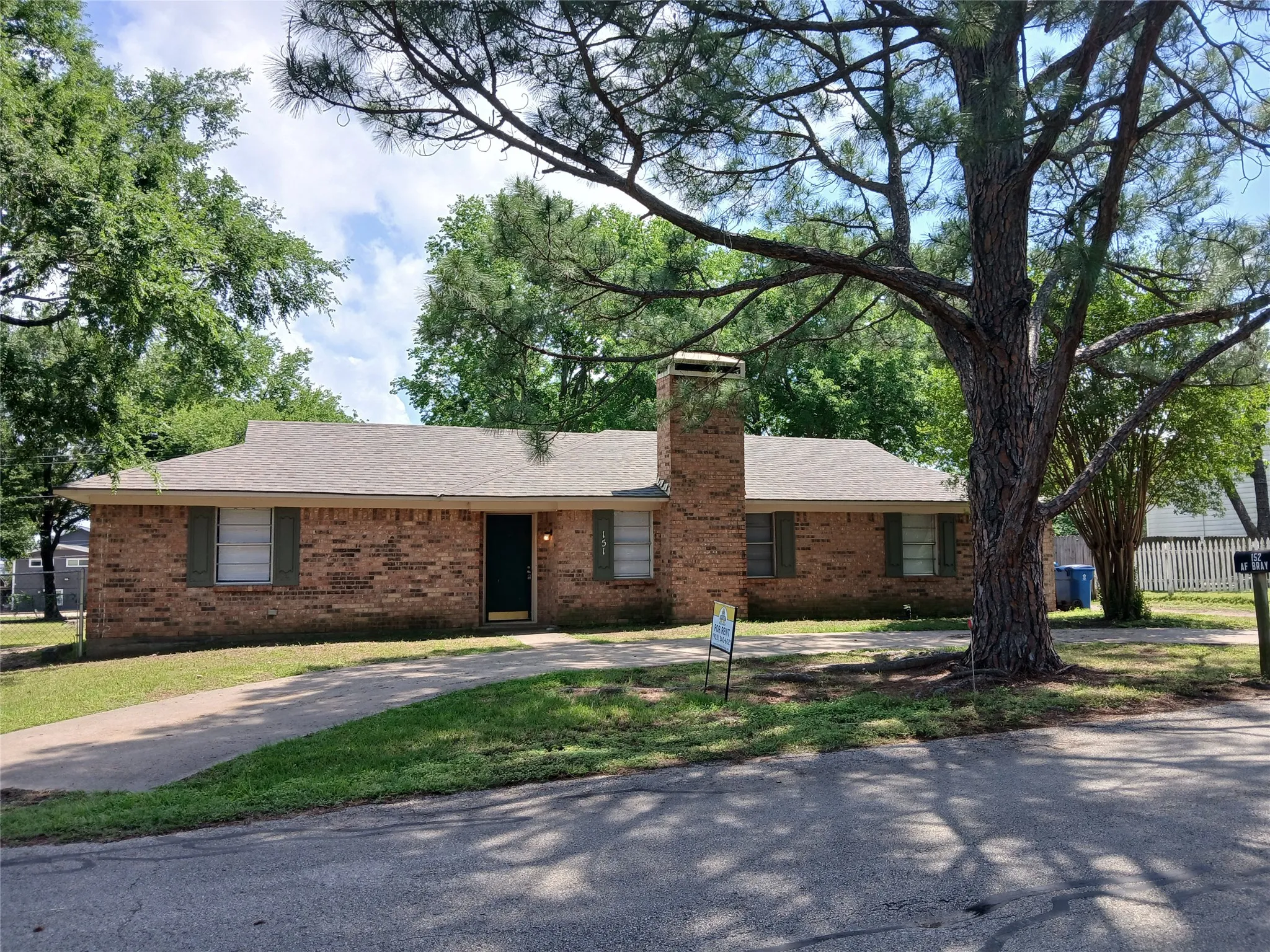 Single Family Residence For Rent in Henderson County , 151 COTTONWOOD Trail, Gun Barrel City, Texas 75156, 3 Bedroom, 2 Bathroom, 1 Garage spaces, 1,572 Sqft, built in 1977, mls#21406606, Real Estate Agent in Gun Barrel City, Homes For Rent in Henderson county, Homes For Rent in Gun Barrel City, Realtor in Gun Barrel City Texas, Real Estate Brokerage Independent Realty Texas, Luminita Cordes Realtor