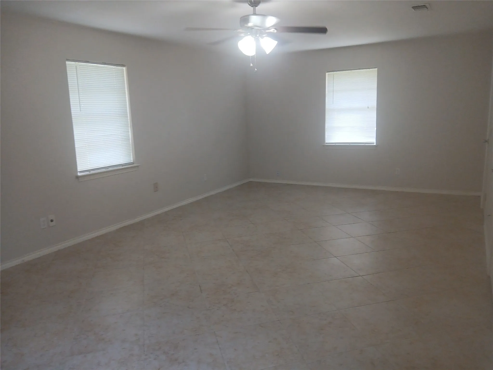 Single Family Residence For Rent in Henderson County , 151 COTTONWOOD Trail, Gun Barrel City, Texas 75156, 3 Bedroom, 2 Bathroom, 1 Garage spaces, 1,572 Sqft, built in 1977, mls#21406606, Real Estate Agent in Gun Barrel City, Homes For Rent in Henderson county, Homes For Rent in Gun Barrel City, Realtor in Gun Barrel City Texas, Real Estate Brokerage Independent Realty Texas, Luminita Cordes Realtor
