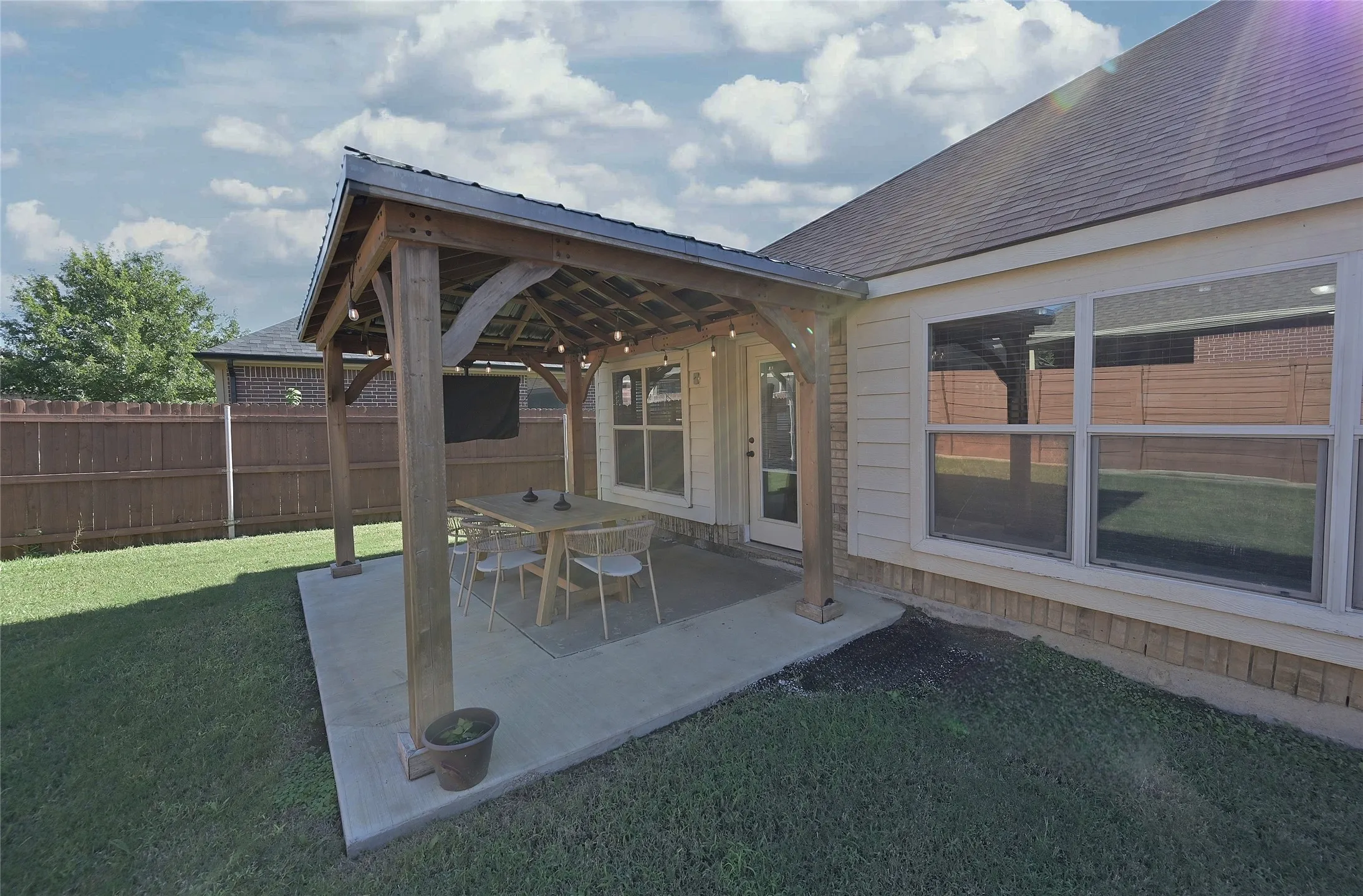 Single Family Residence For Sale in Johnson County , 1409 Fox Glen Trail, Mansfield, Texas 76063, 3 Bedroom, 2 Bathroom, 2 Garage spaces, 1,512 Sqft, built in 2009, mls#21403932, Real Estate Agent in Mansfield, Homes For Sale in Johnson county, Homes For Sale in Mansfield, Realtor in Mansfield Texas, Real Estate Brokerage Independent Realty Texas, Luminita Cordes Realtor